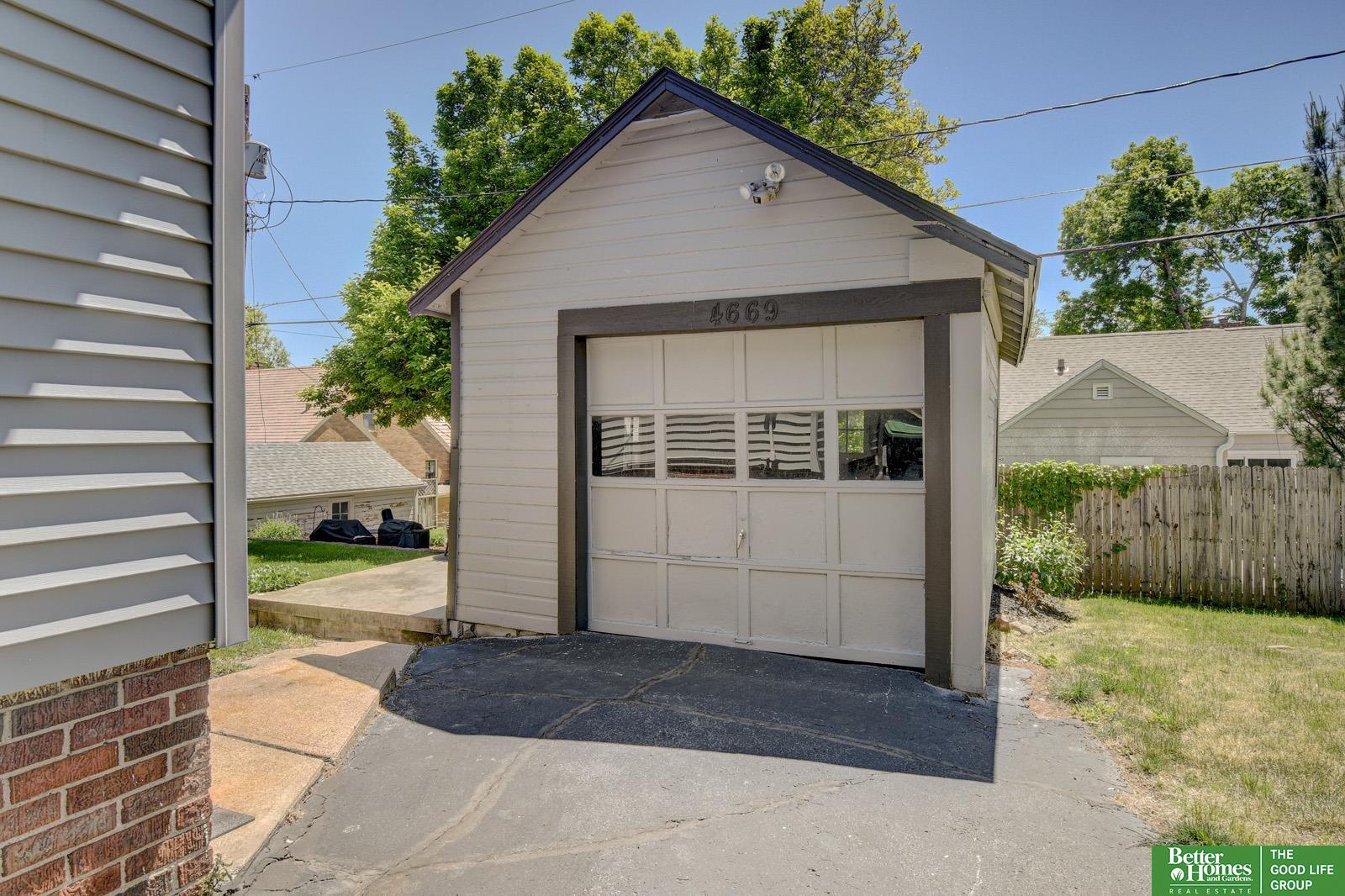 4669 Pine Street