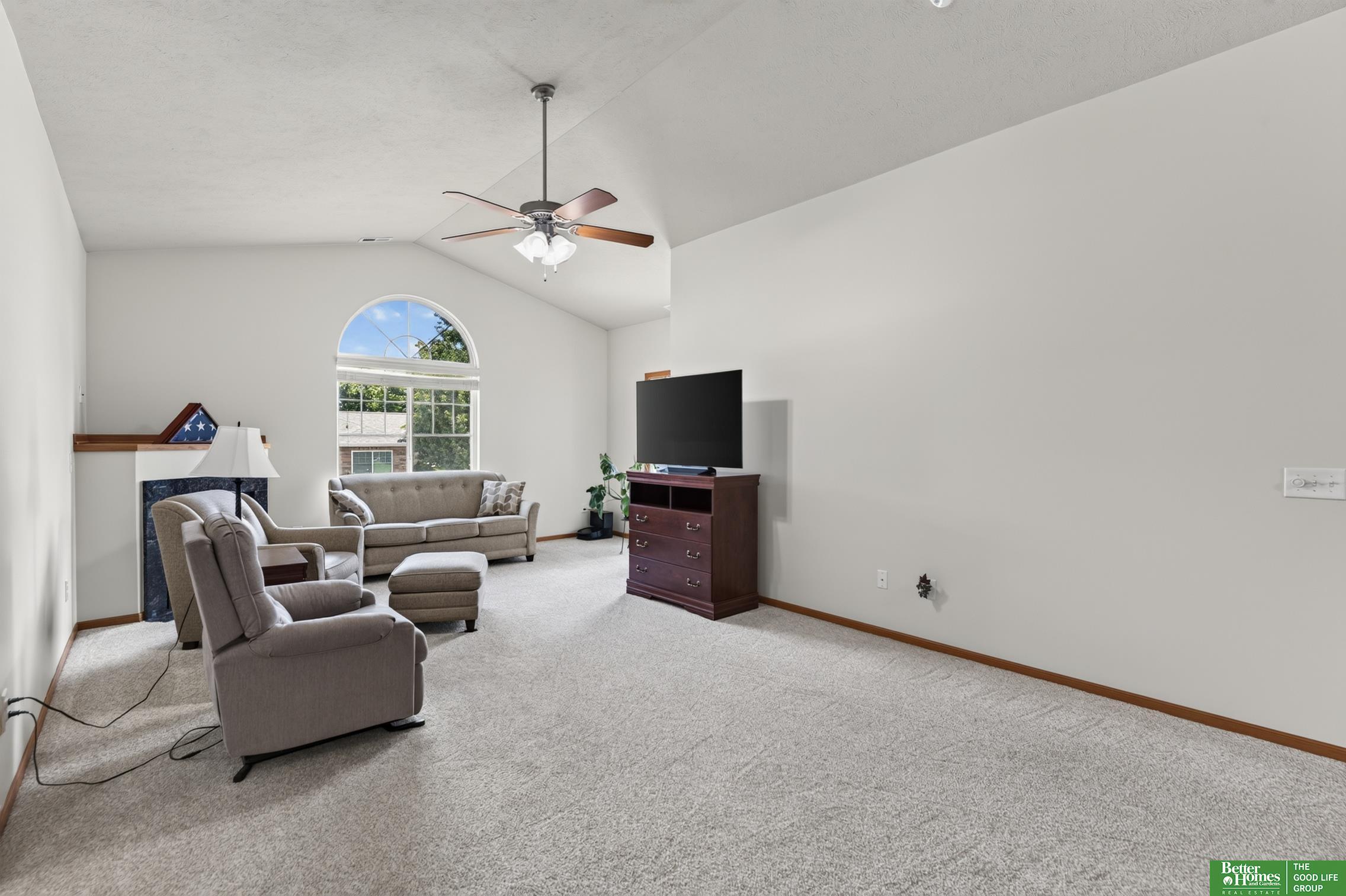 8706 N 160 Plaza
