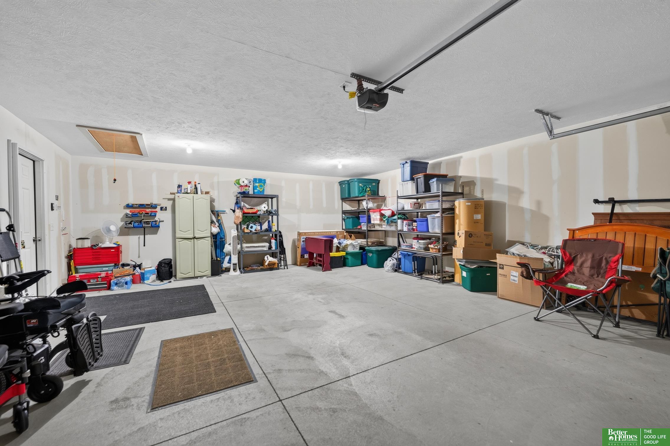 8706 N 160 Plaza
