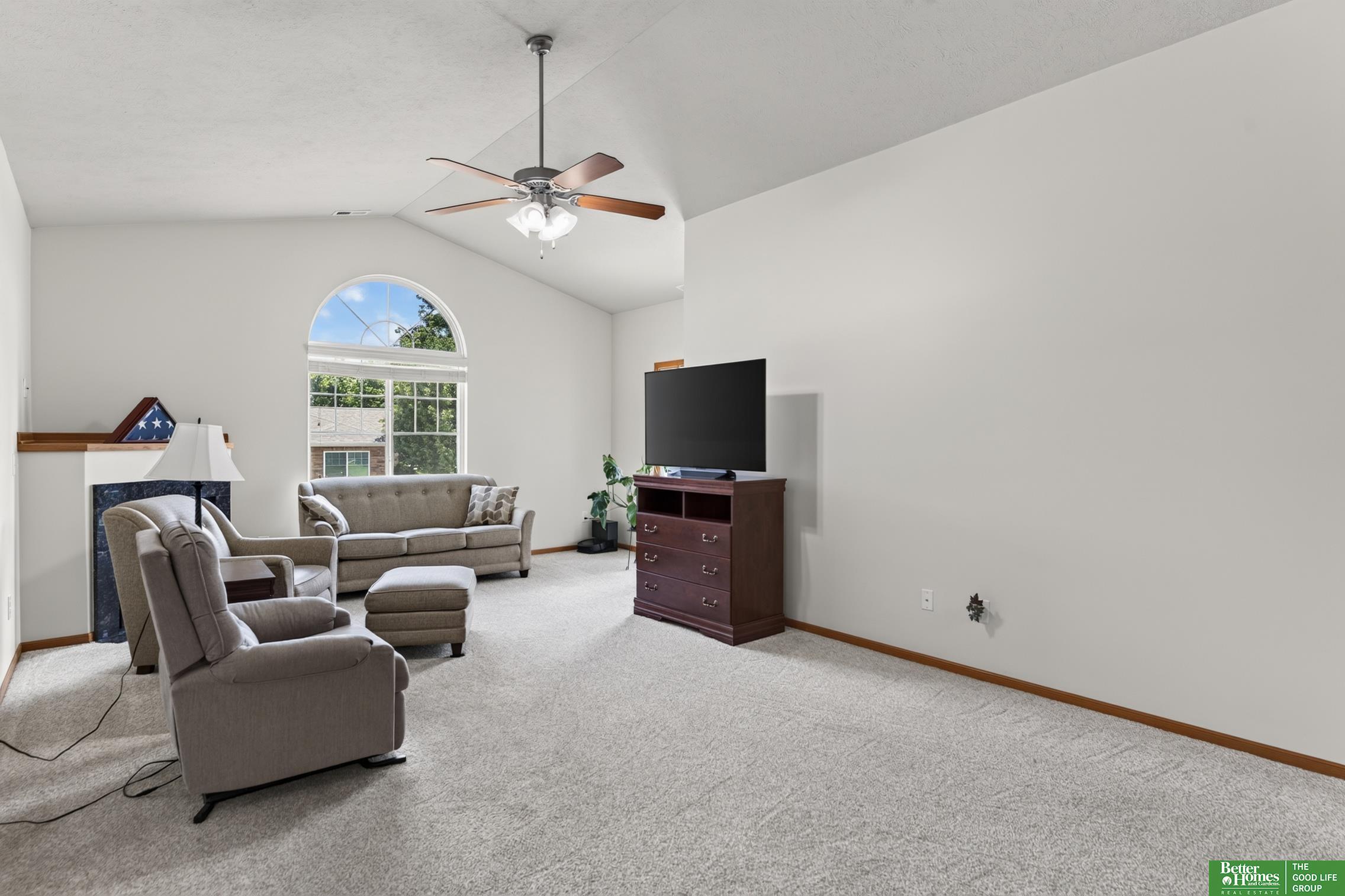 8706 N 160 Plaza