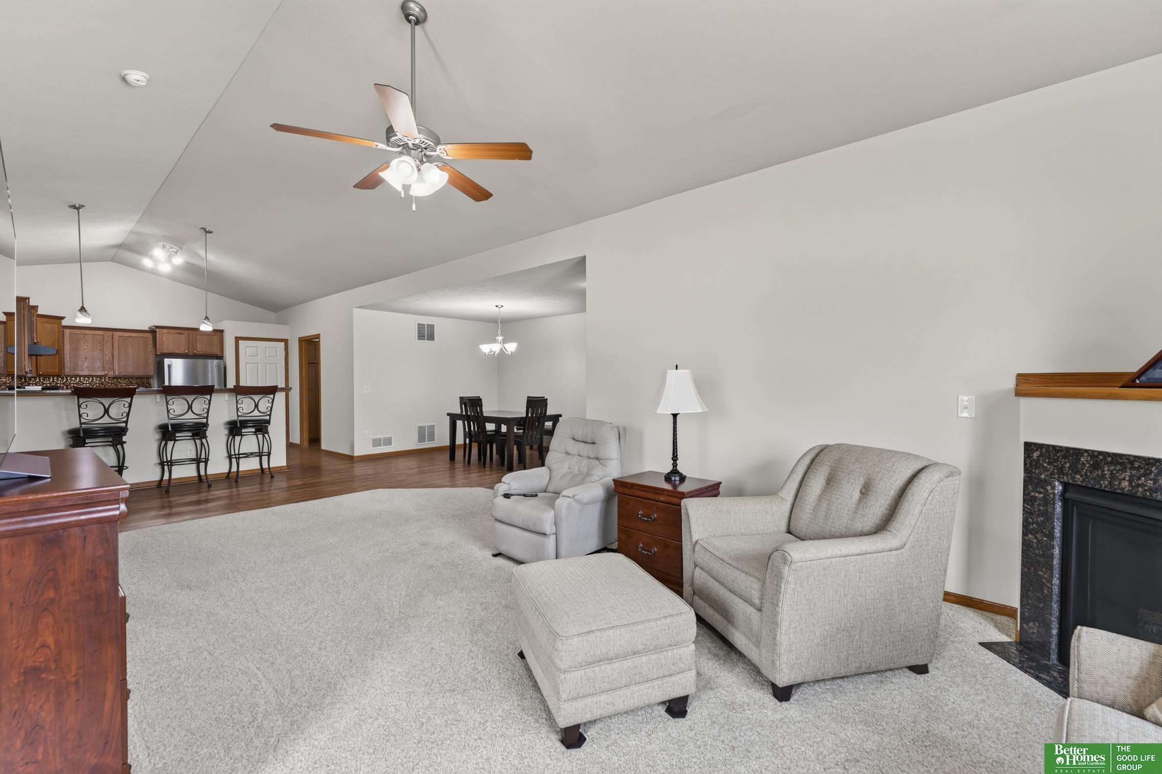 8706 N 160 Plaza
