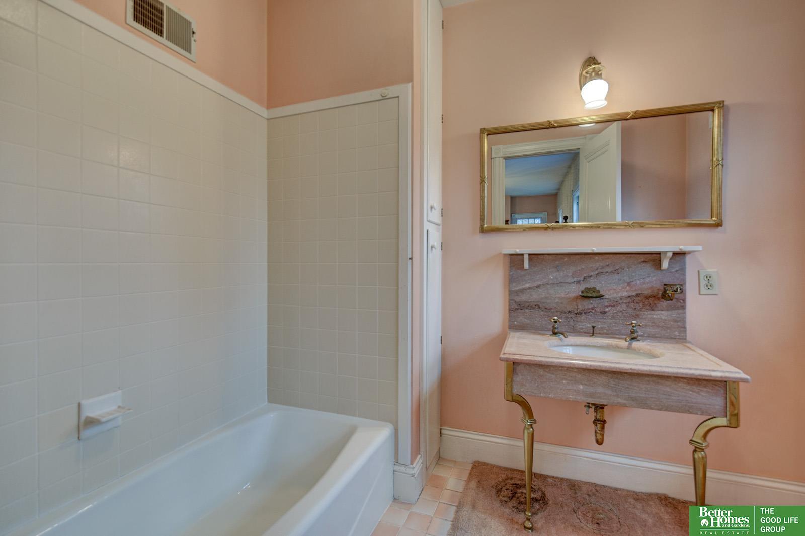 234 W 10th Street