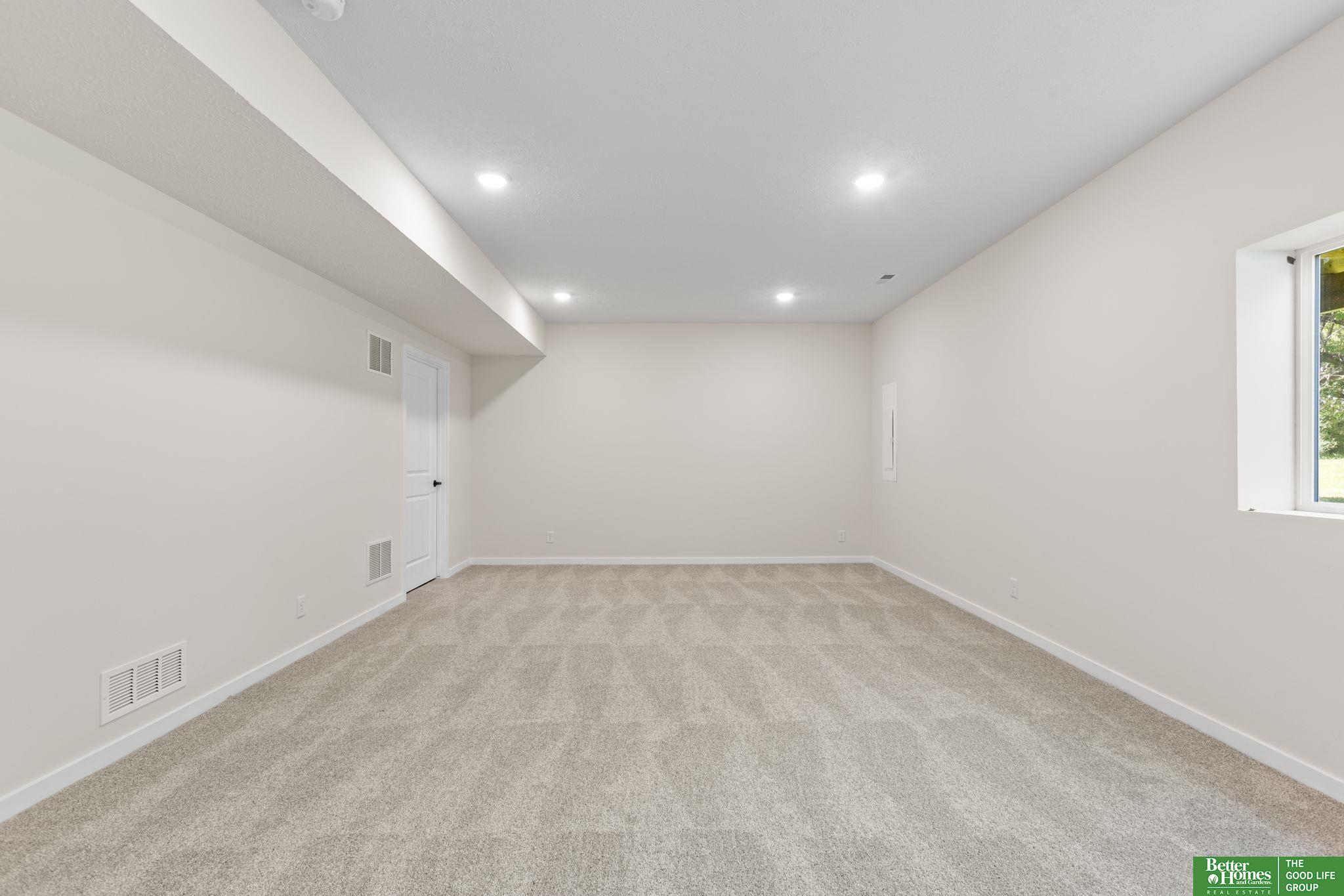 7122 N 79th Court