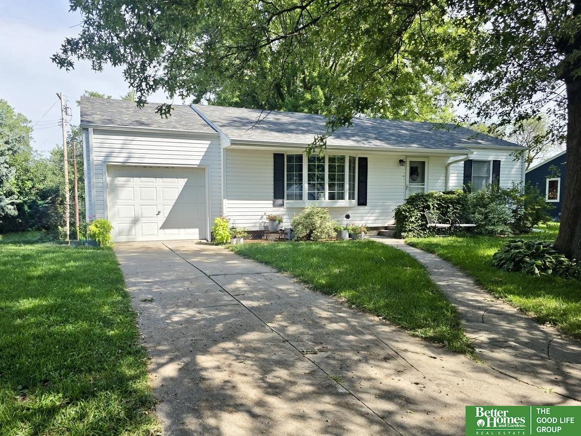 933 E 4th Street