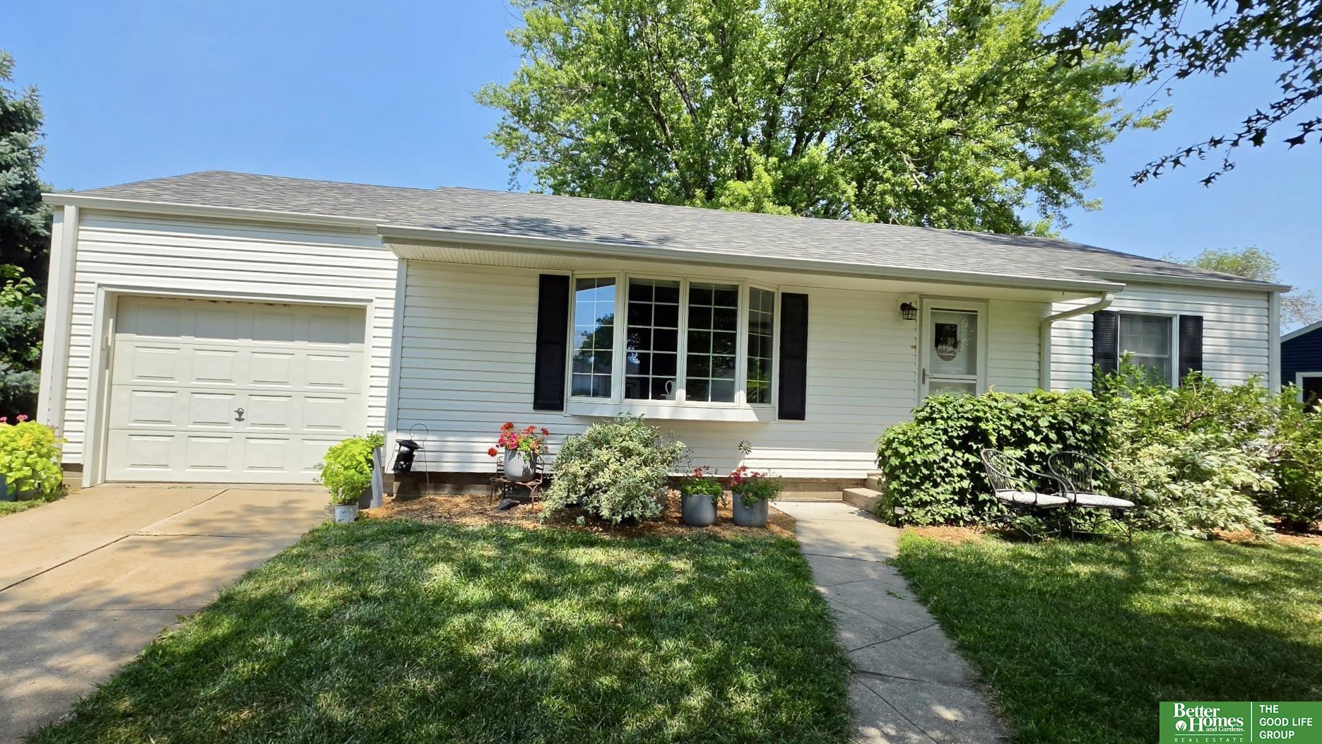 933 E 4th Street