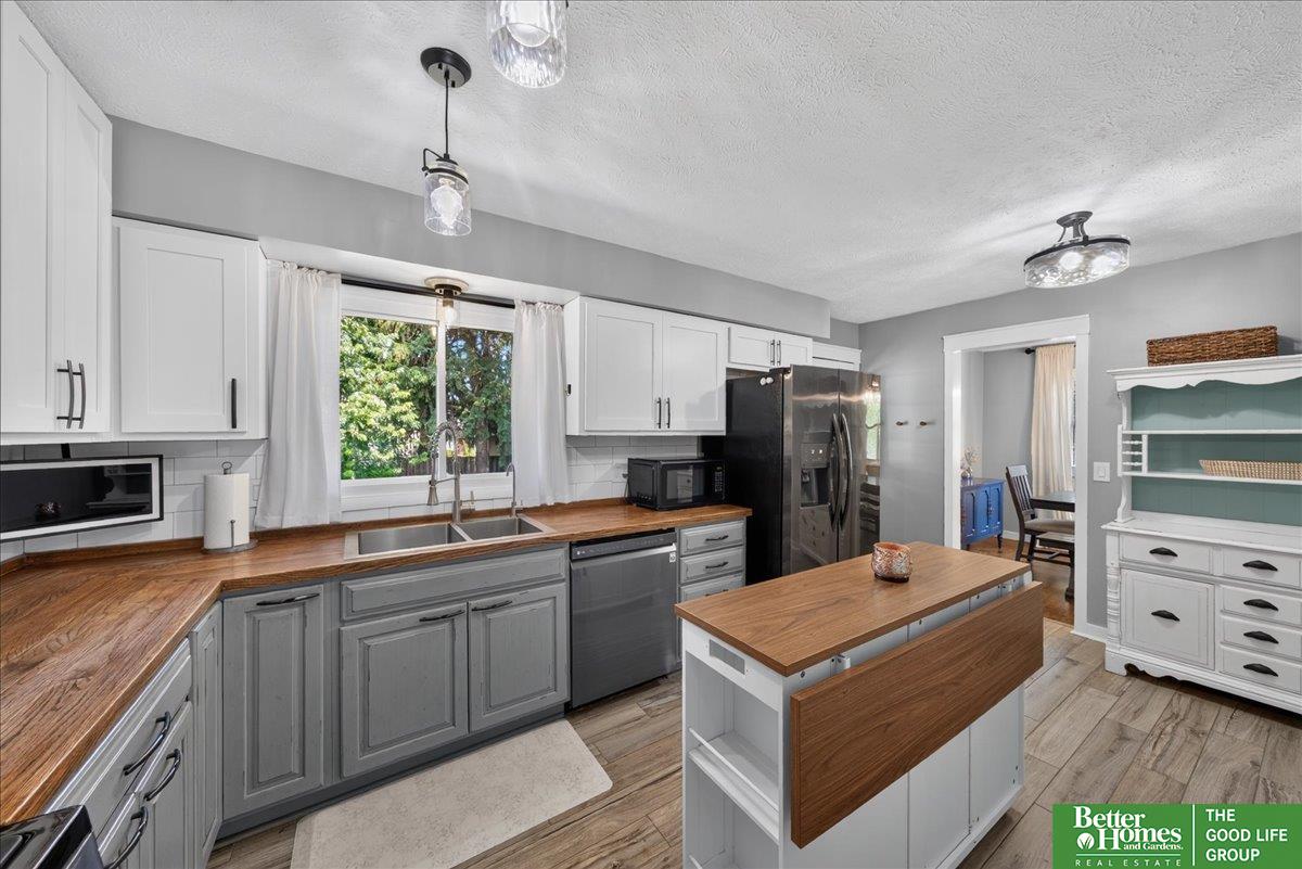 16058 Oak Street