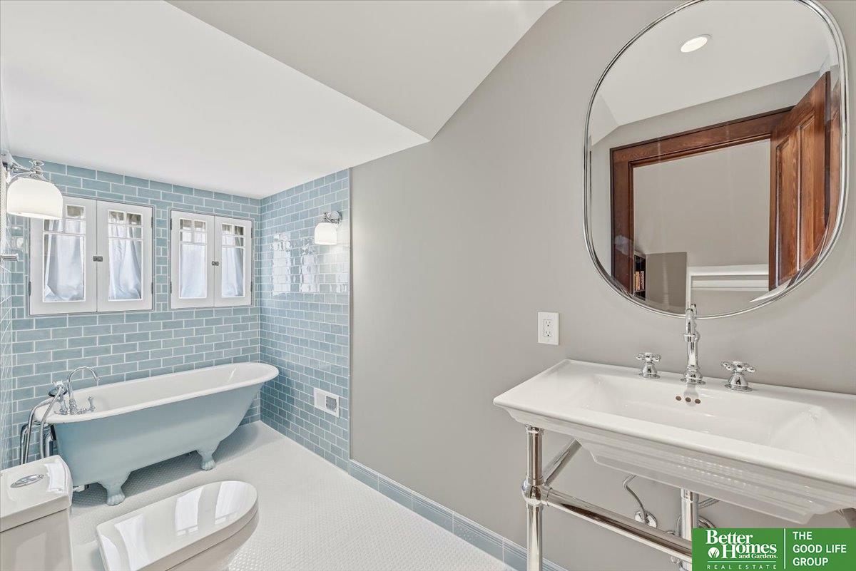 5111 Cass Street