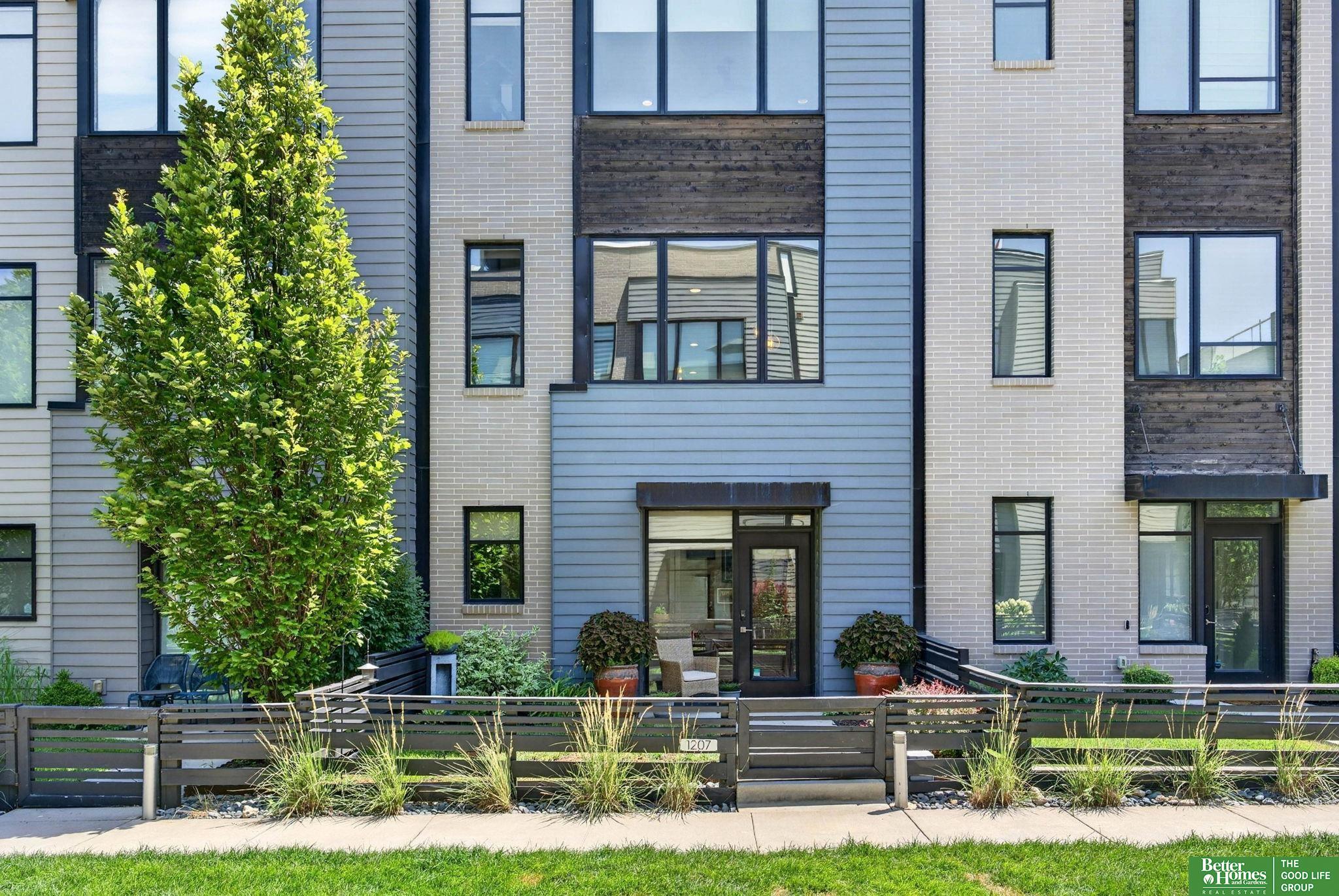 1207 S 10 Court