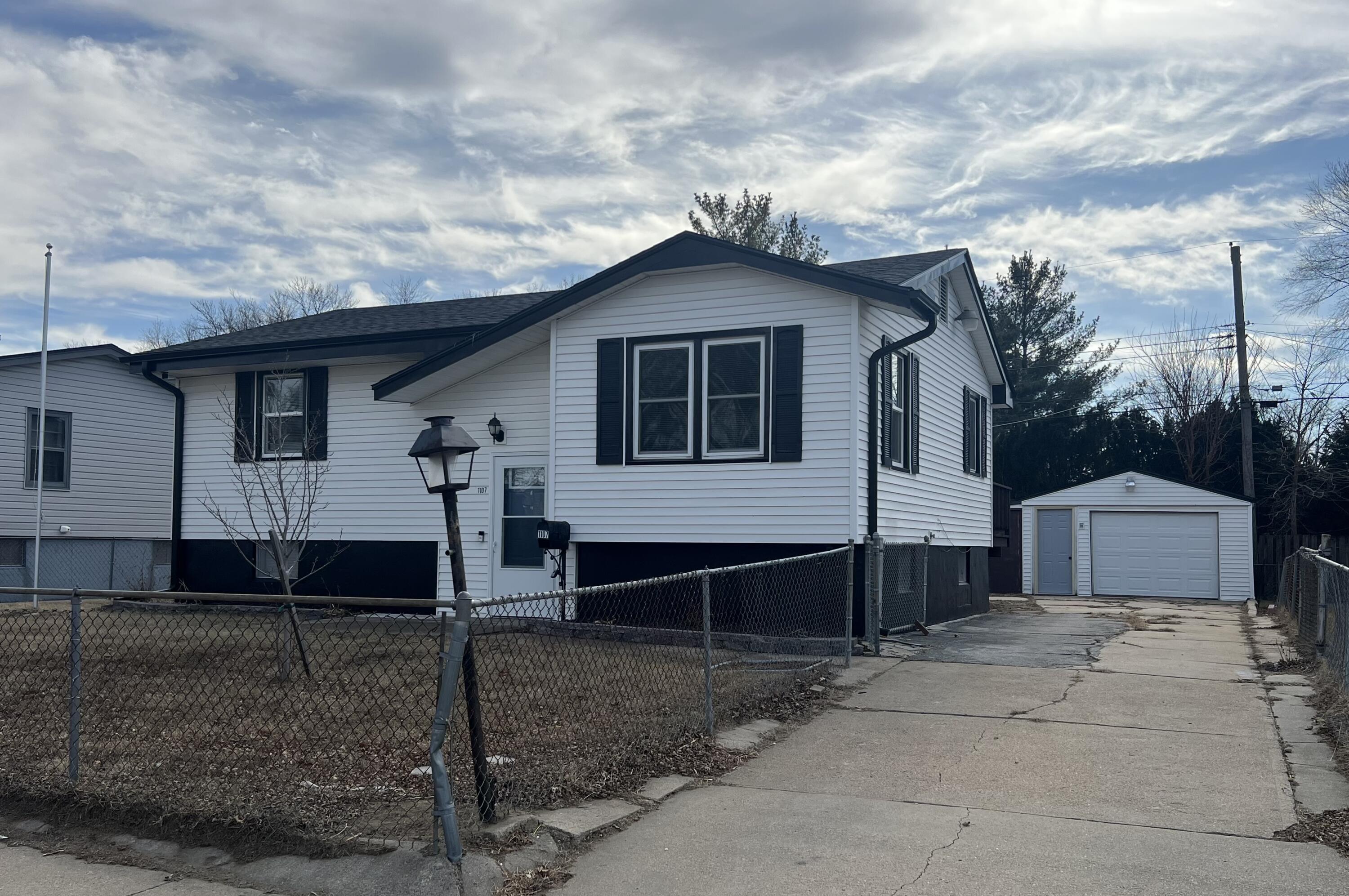 1107 AVE O