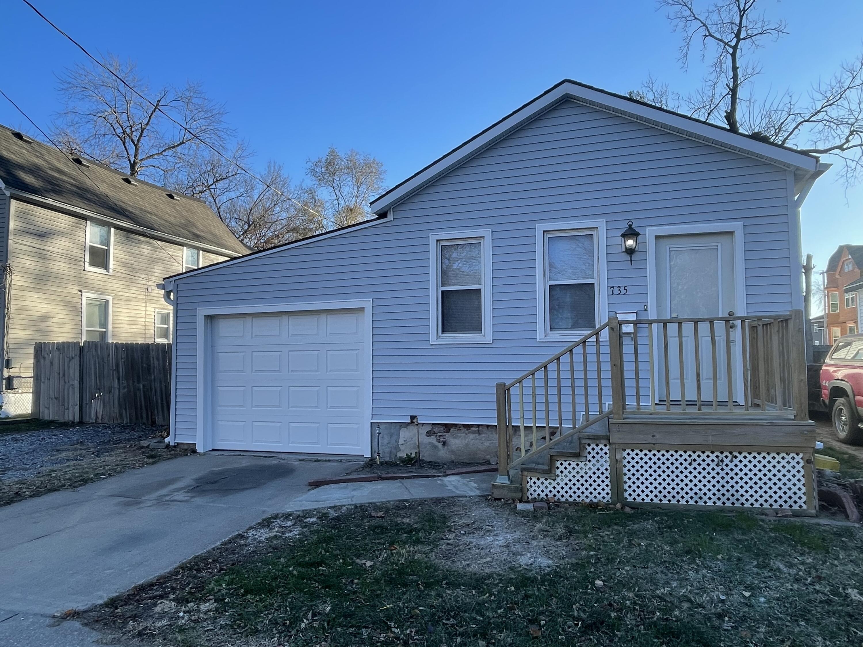735 W WASHINGTON Avenue