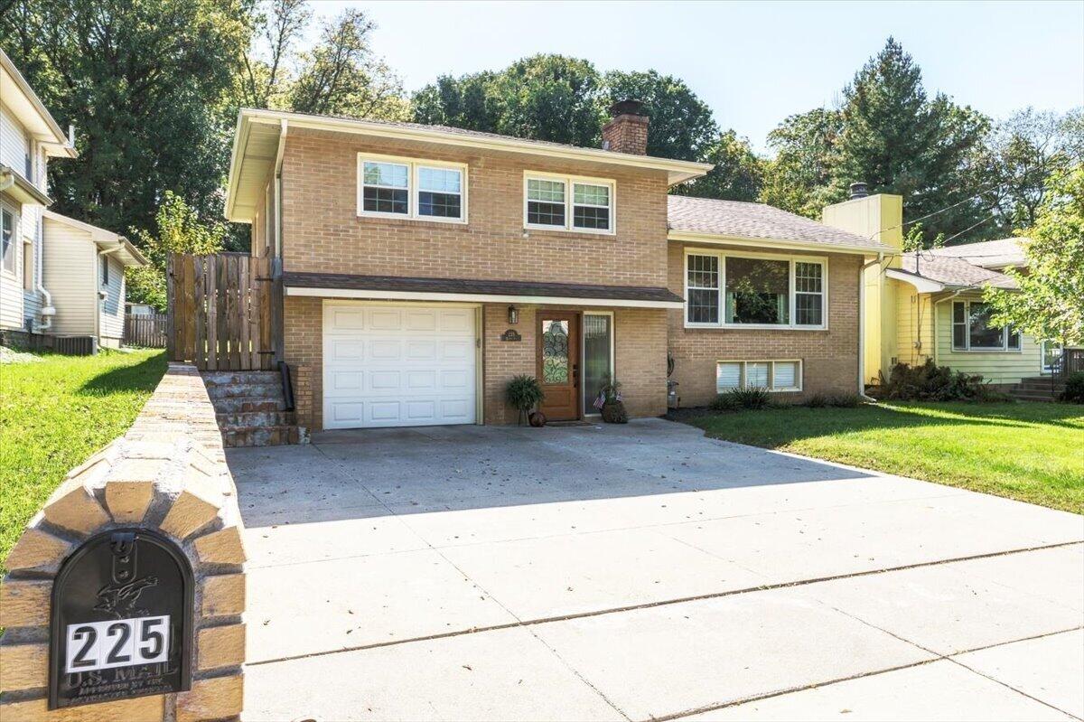225 LINDEN Avenue