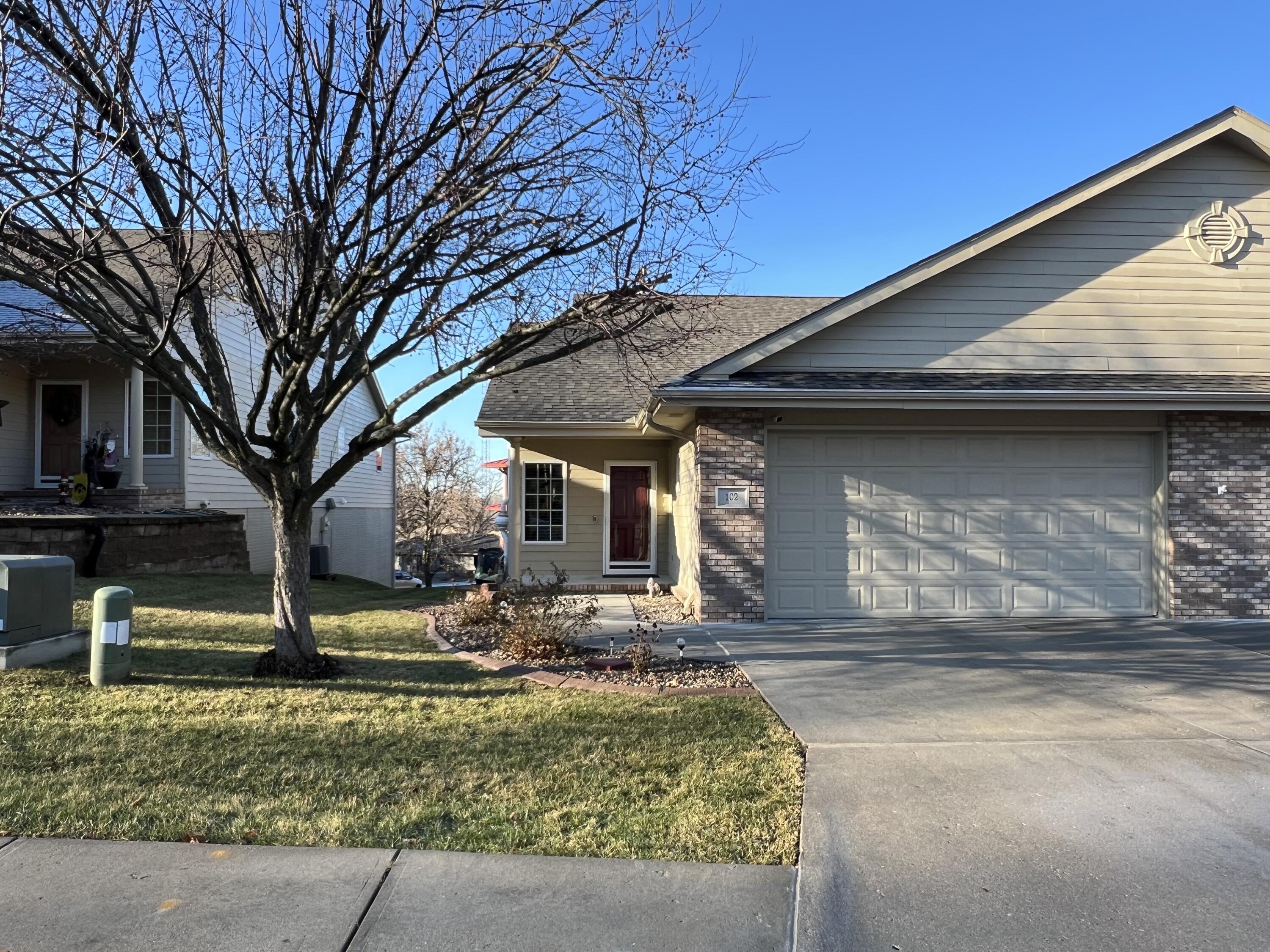 102 GREENVIEW Circle