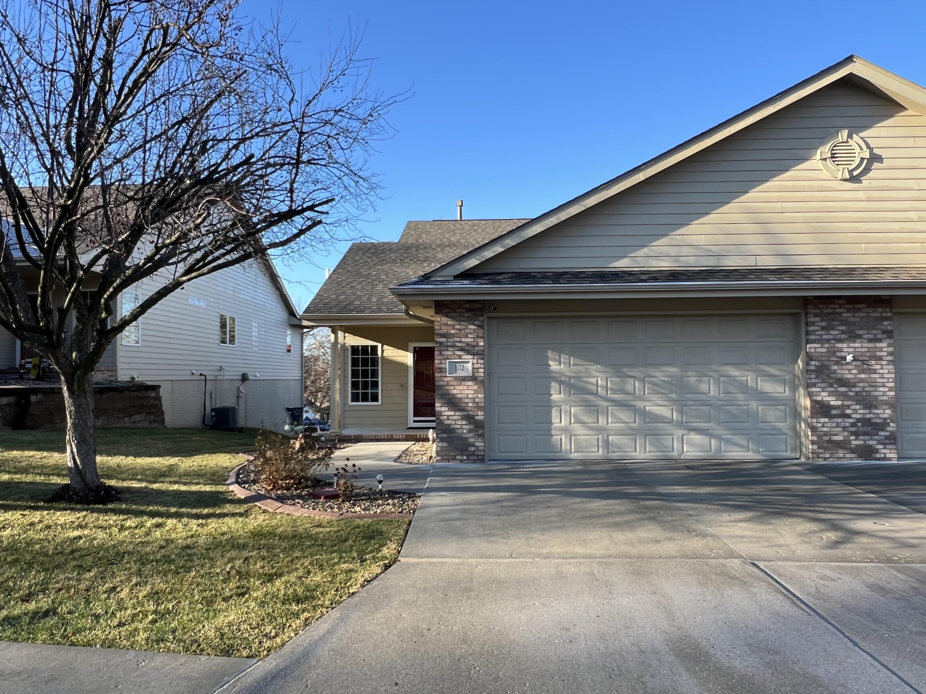 102 GREENVIEW Circle