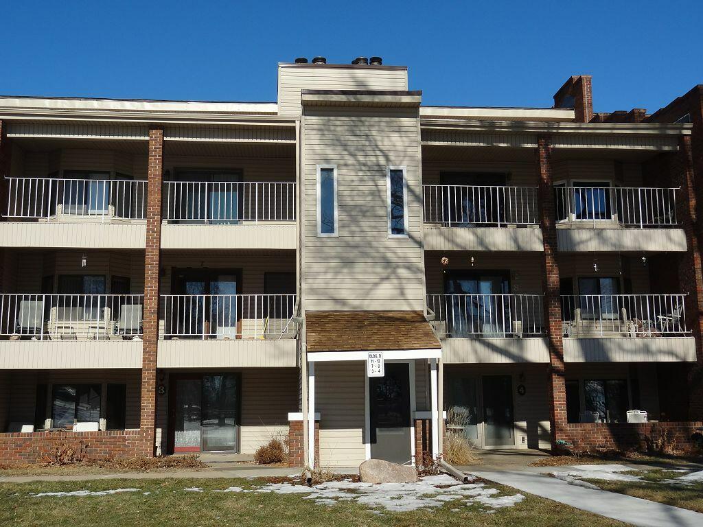 4 LAKESHORE Court