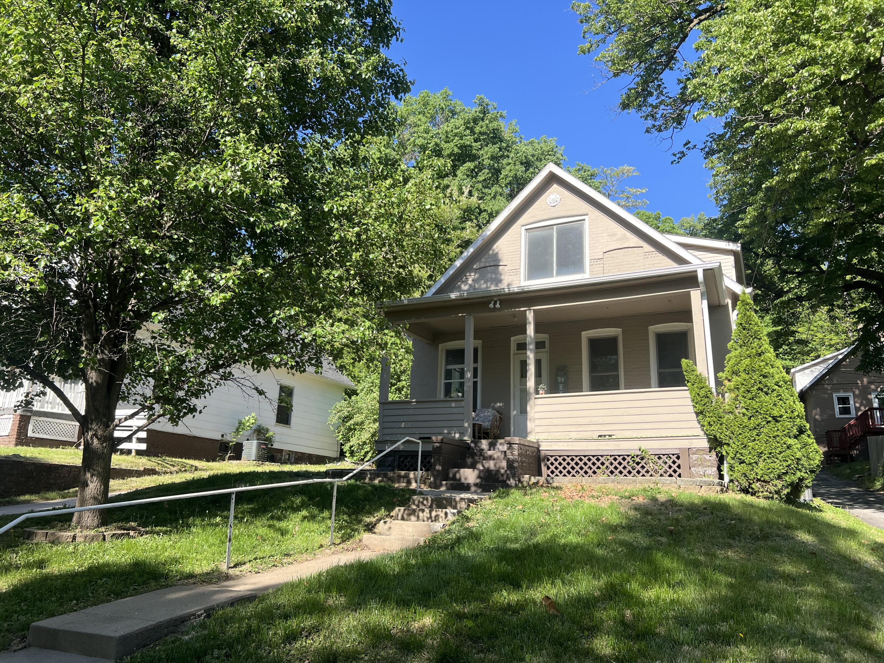 1036 E WASHINGTON Avenue