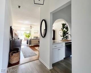 419 E Lake CIR