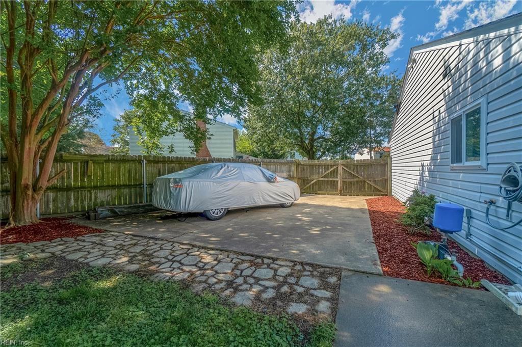 4504 Whitechapel CT