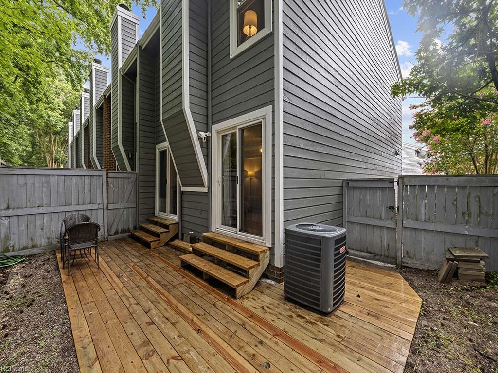 1138 Glengarry WAY