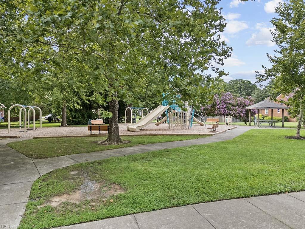 884 Le Cove DR