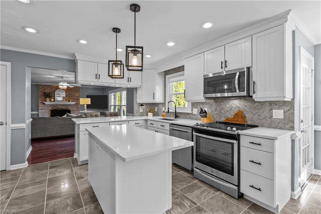 1315 Lake Point DR