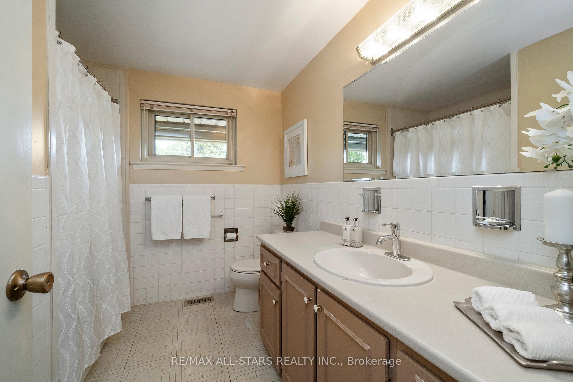 24 Ensign Place, Toronto E09
