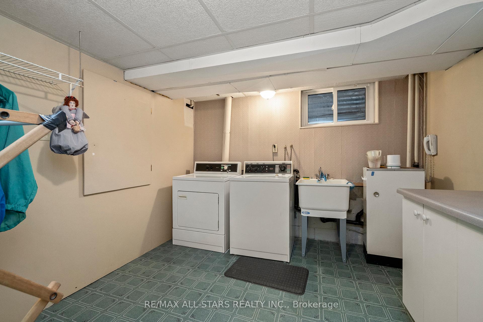 24 Ensign Place, Toronto E09