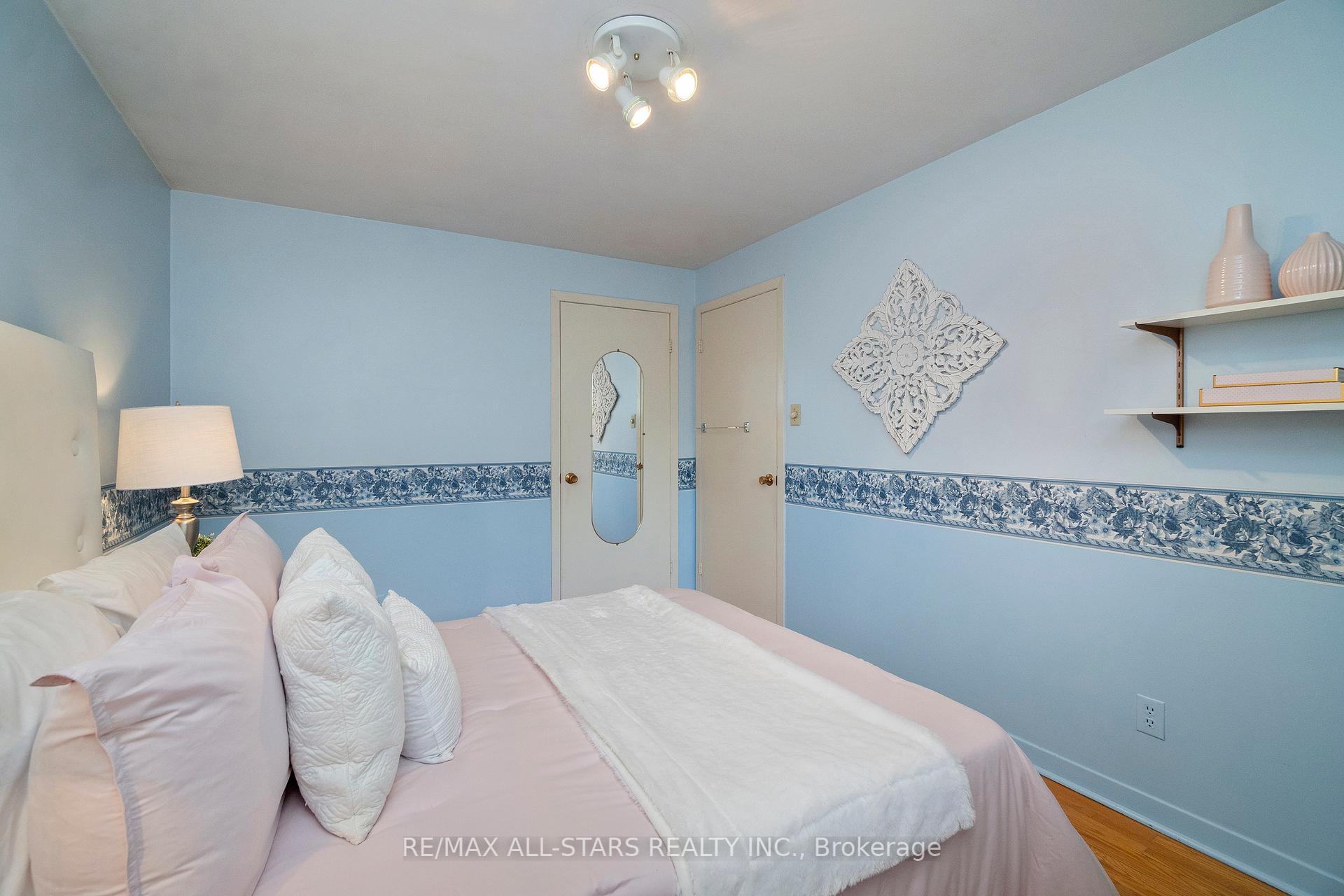 24 Ensign Place, Toronto E09