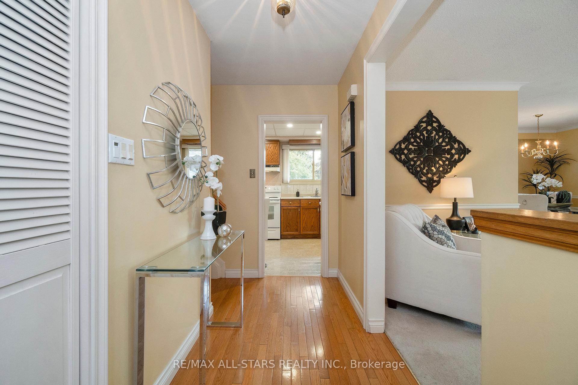 24 Ensign Place, Toronto E09