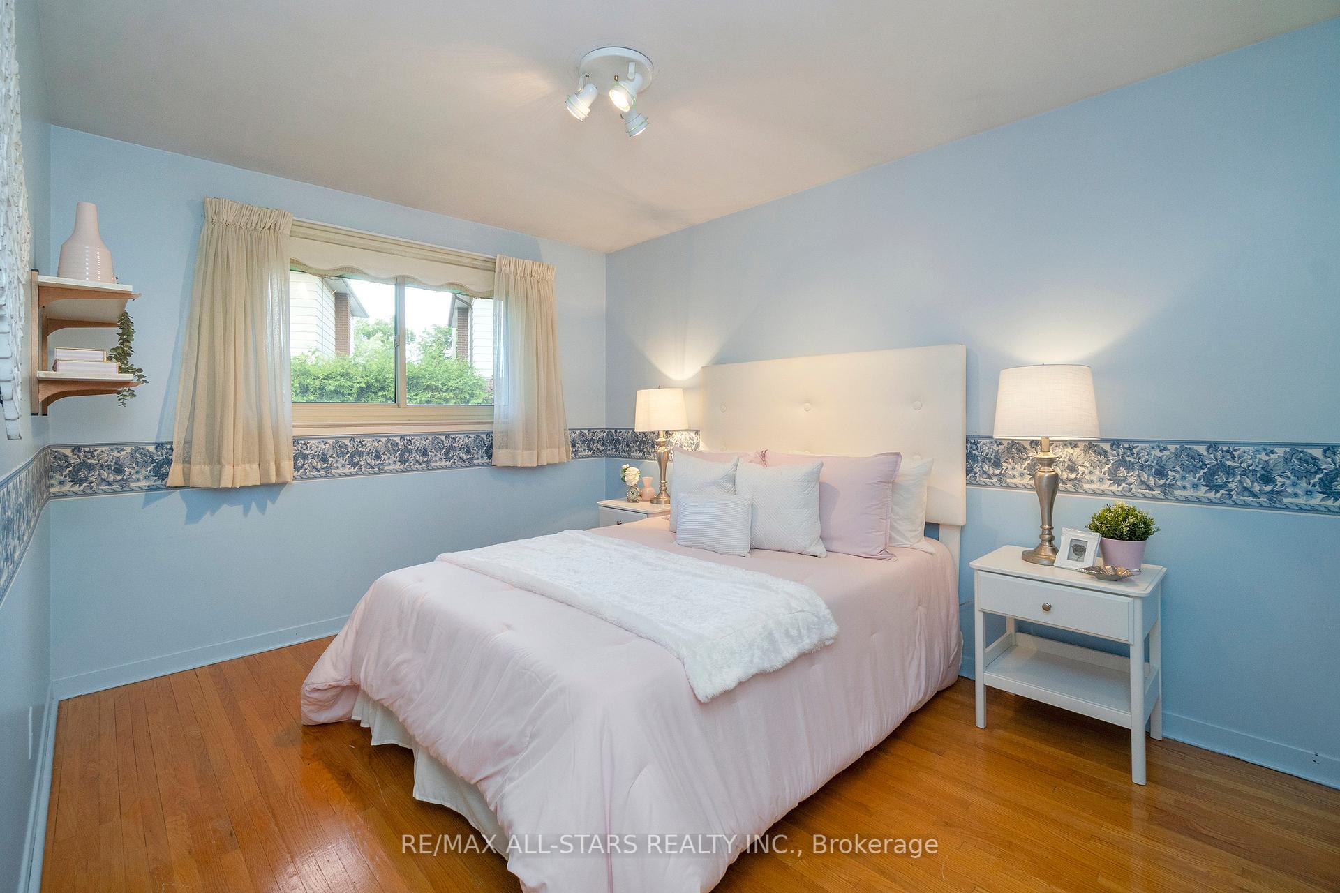 24 Ensign Place, Toronto E09