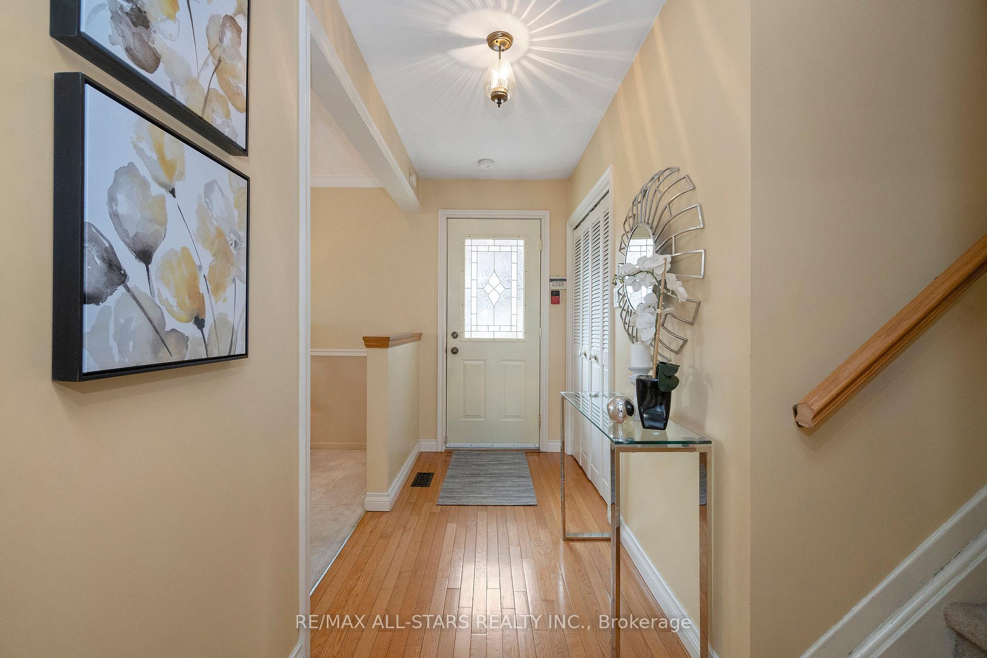 24 Ensign Place, Toronto E09