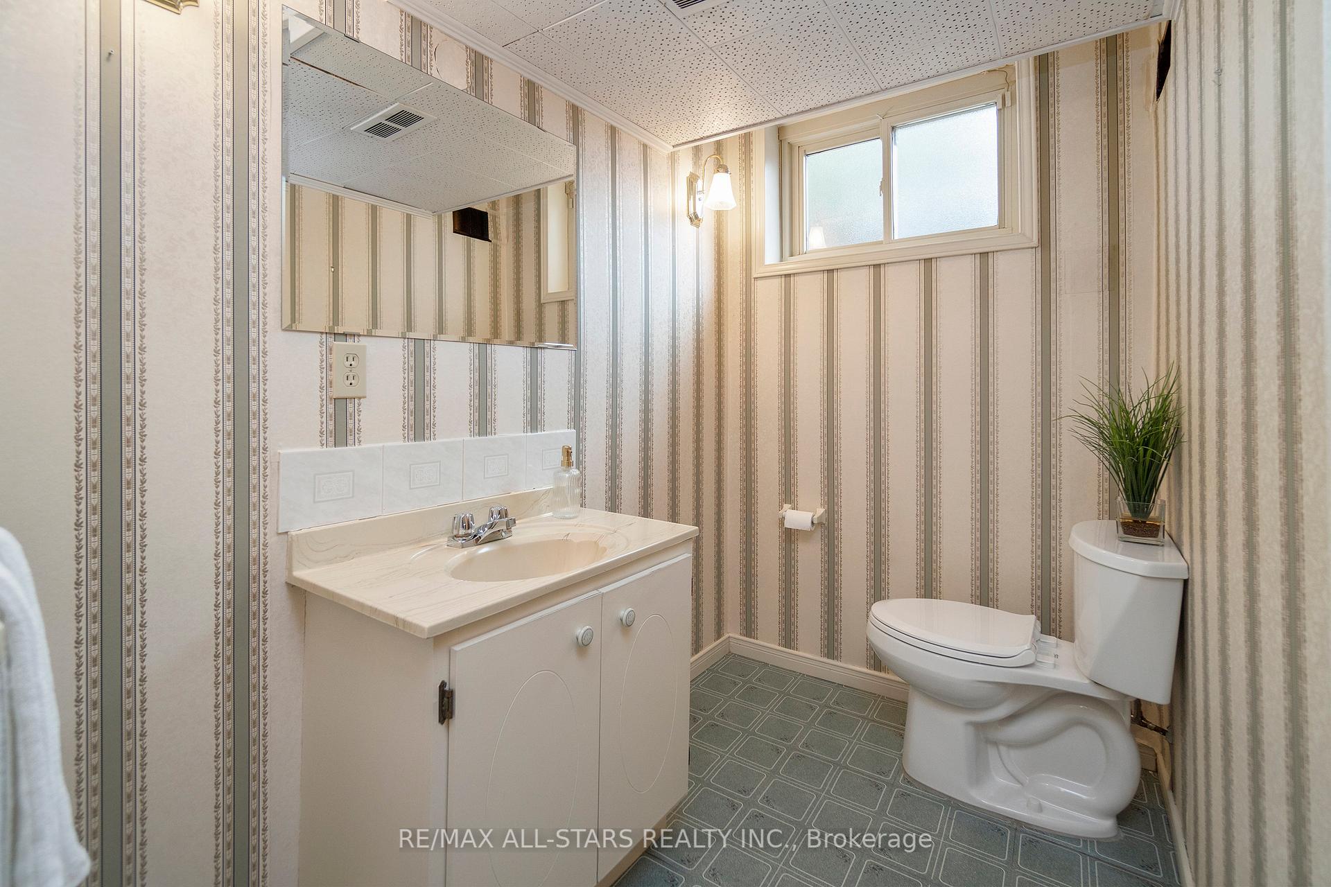 24 Ensign Place, Toronto E09
