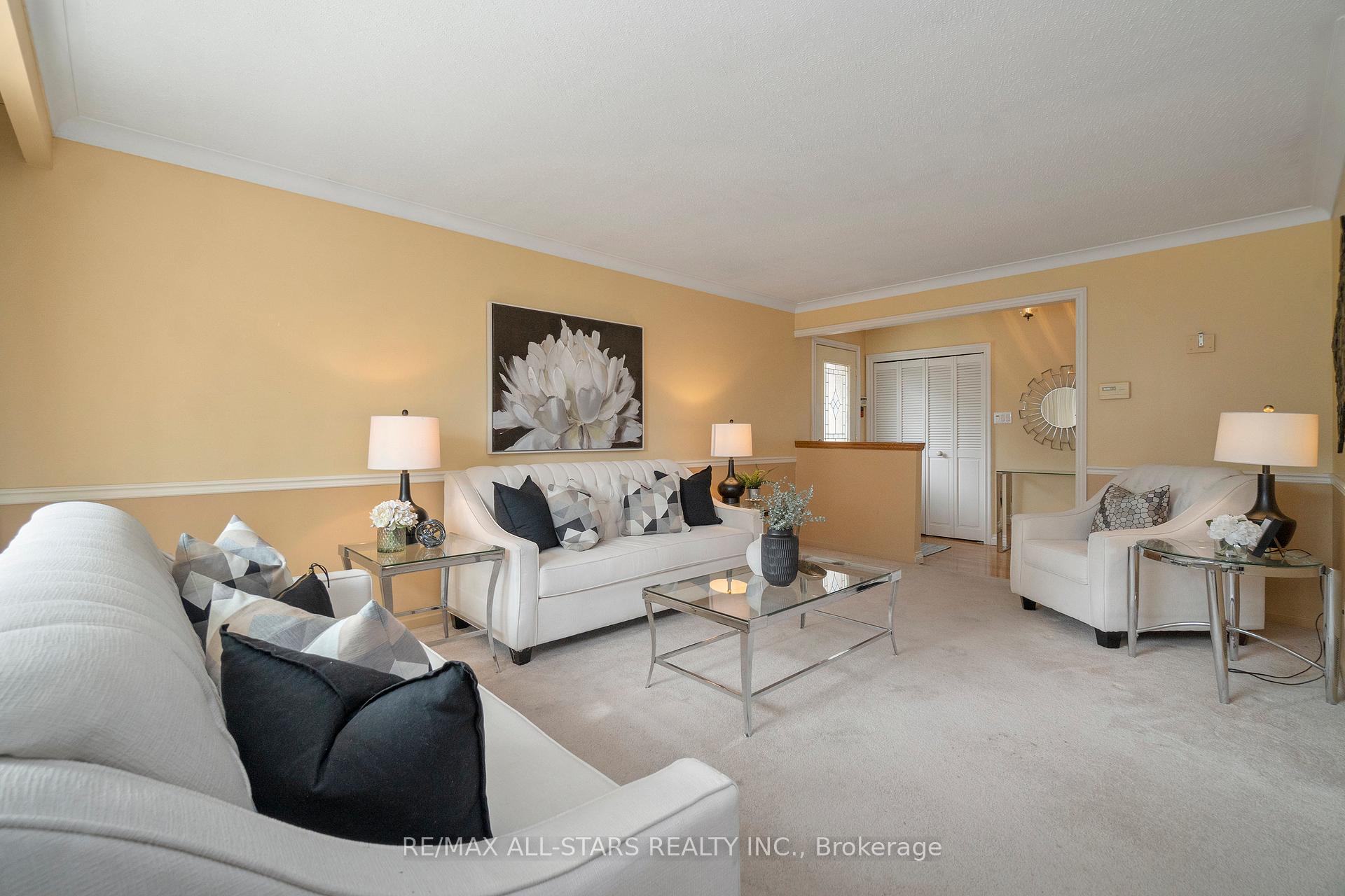 24 Ensign Place, Toronto E09