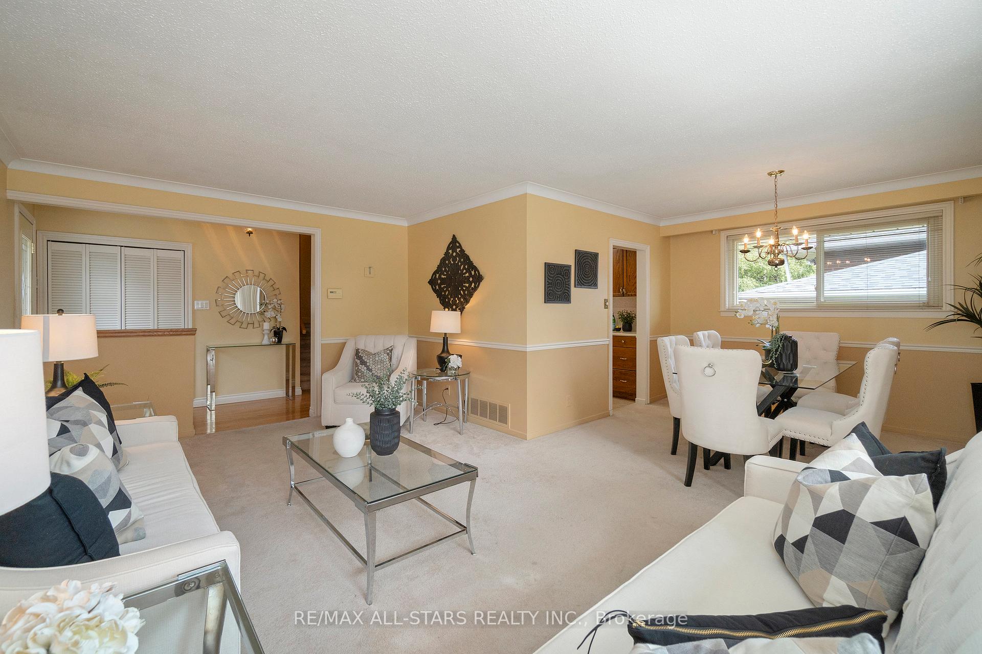 24 Ensign Place, Toronto E09