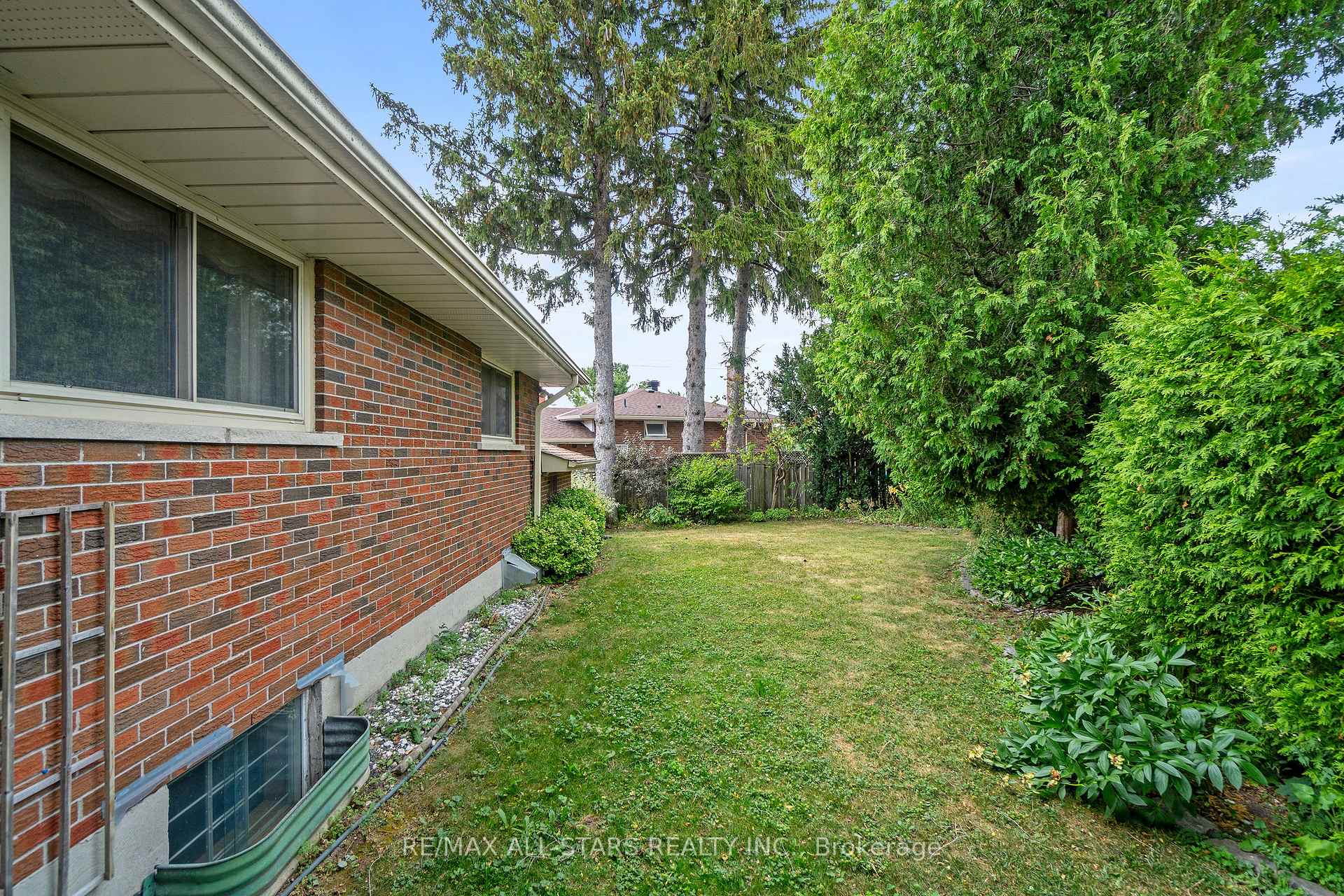 24 Ensign Place, Toronto E09