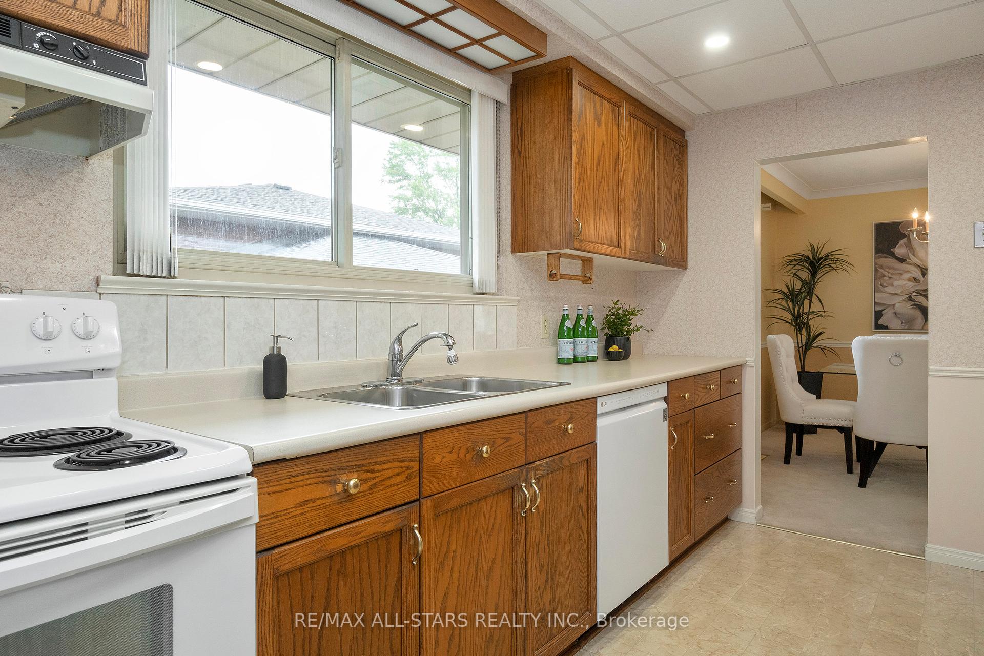 24 Ensign Place, Toronto E09