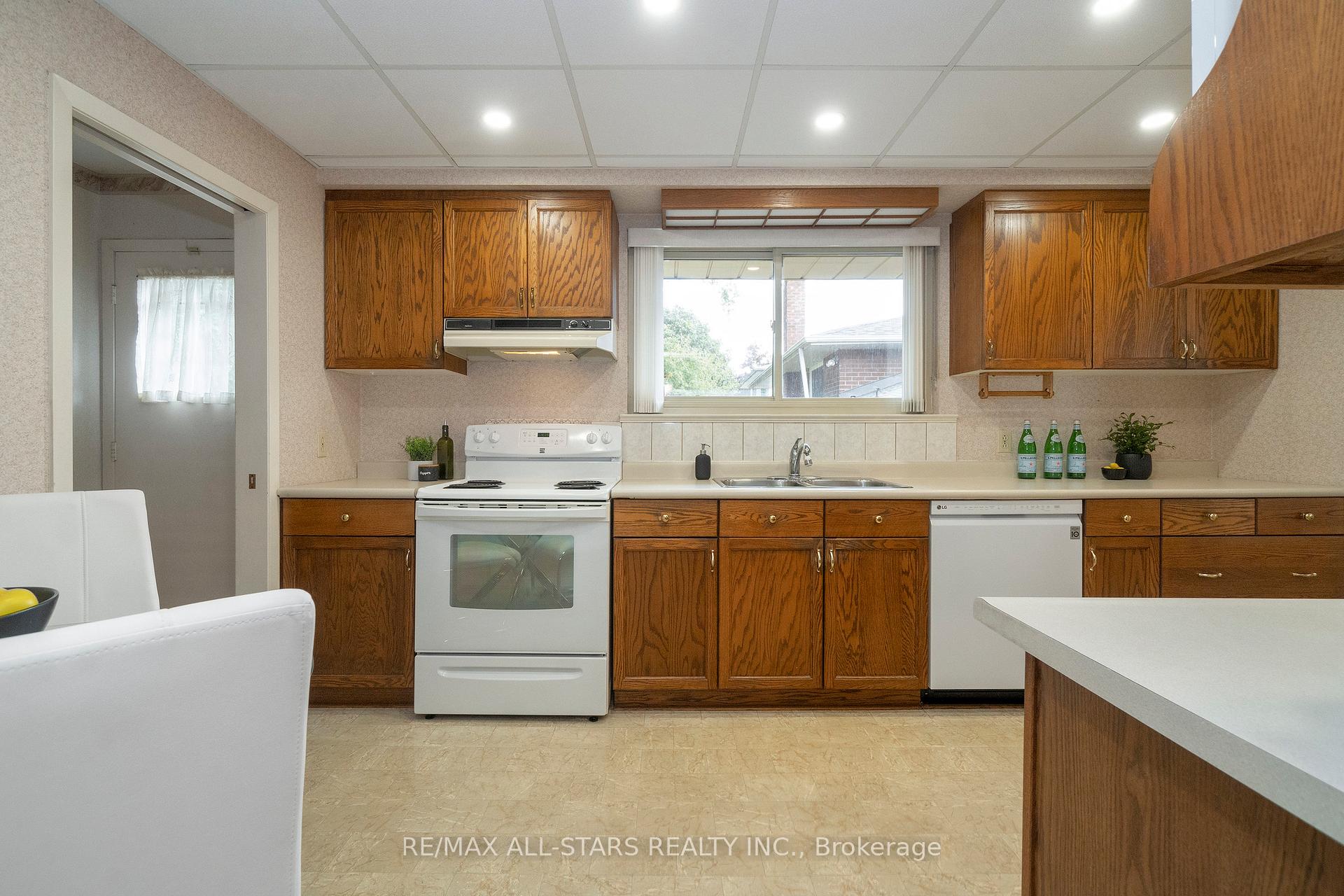 24 Ensign Place, Toronto E09