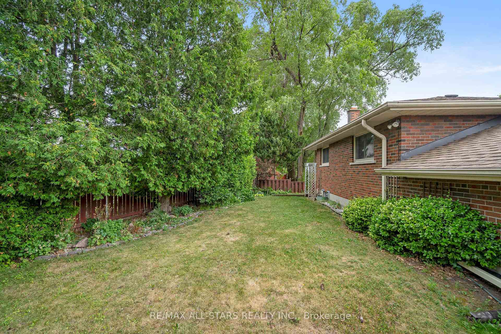 24 Ensign Place, Toronto E09