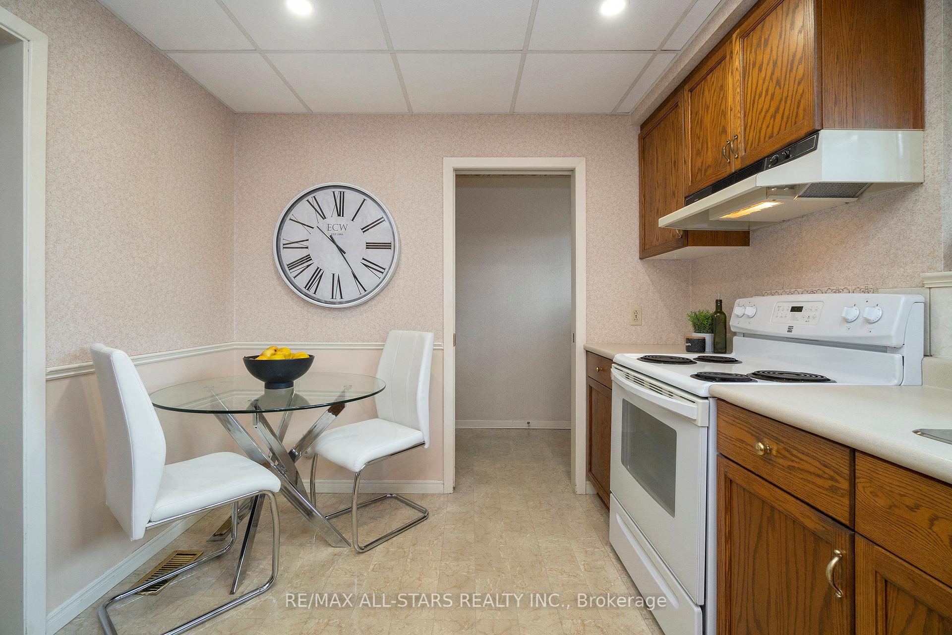 24 Ensign Place, Toronto E09