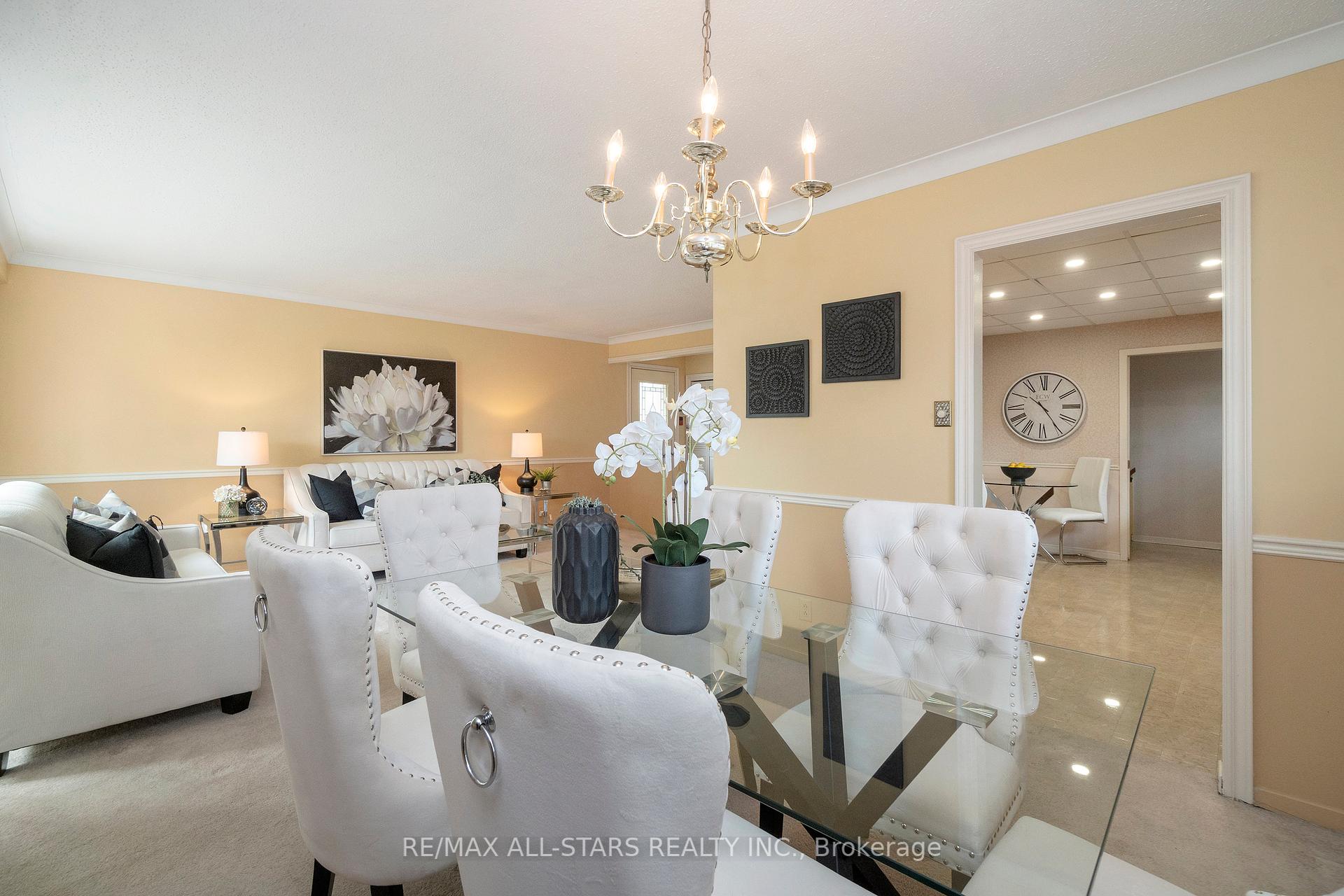 24 Ensign Place, Toronto E09