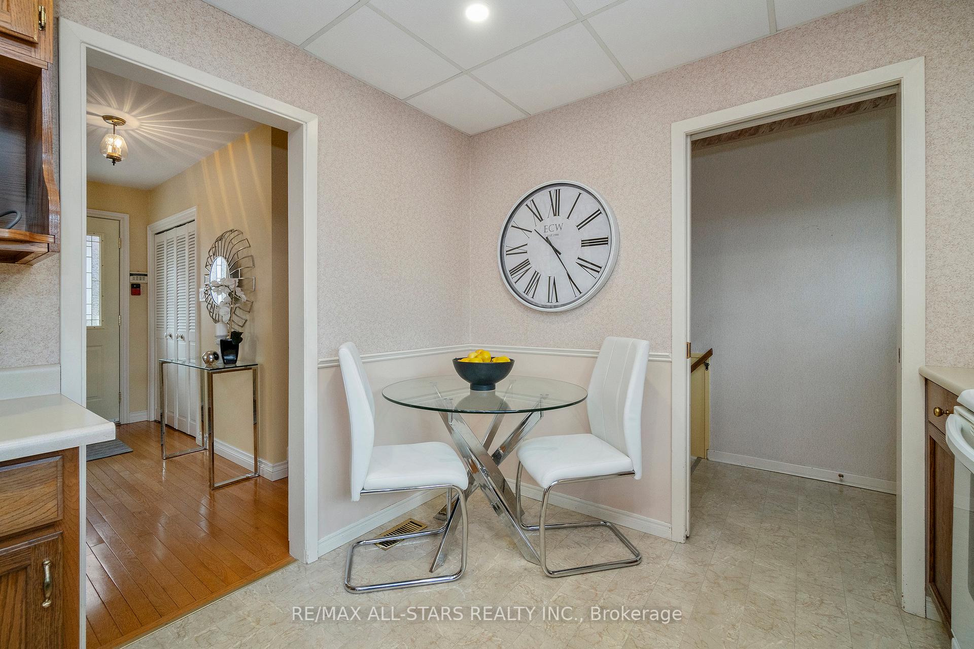 24 Ensign Place, Toronto E09