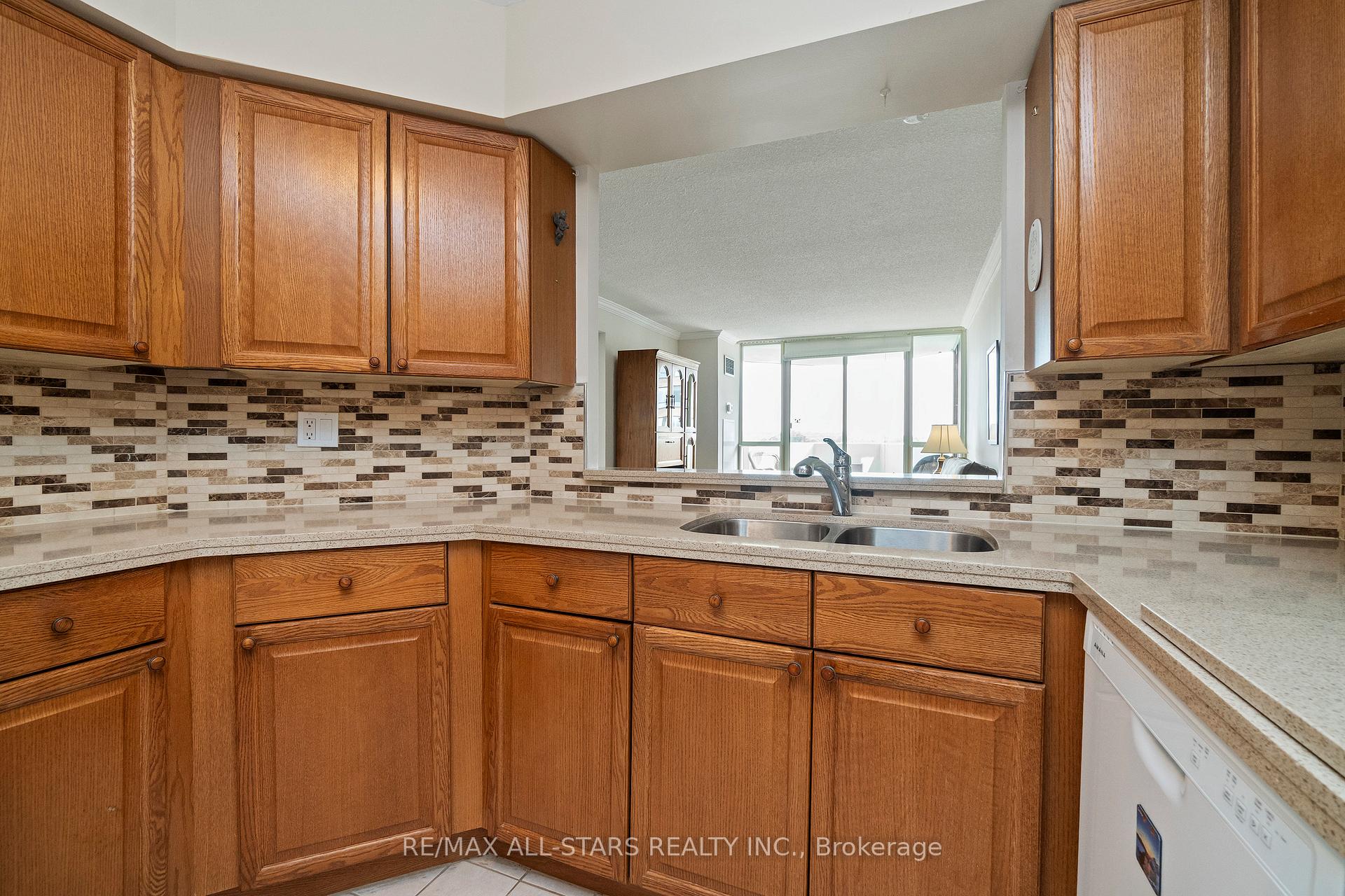#822 - 25 Austin Drive Unit: 822