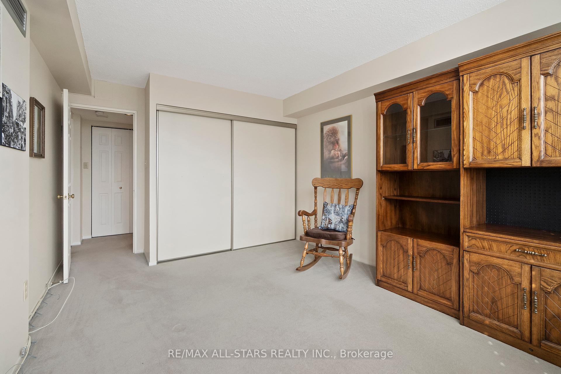 #822 - 25 Austin Drive Unit: 822
