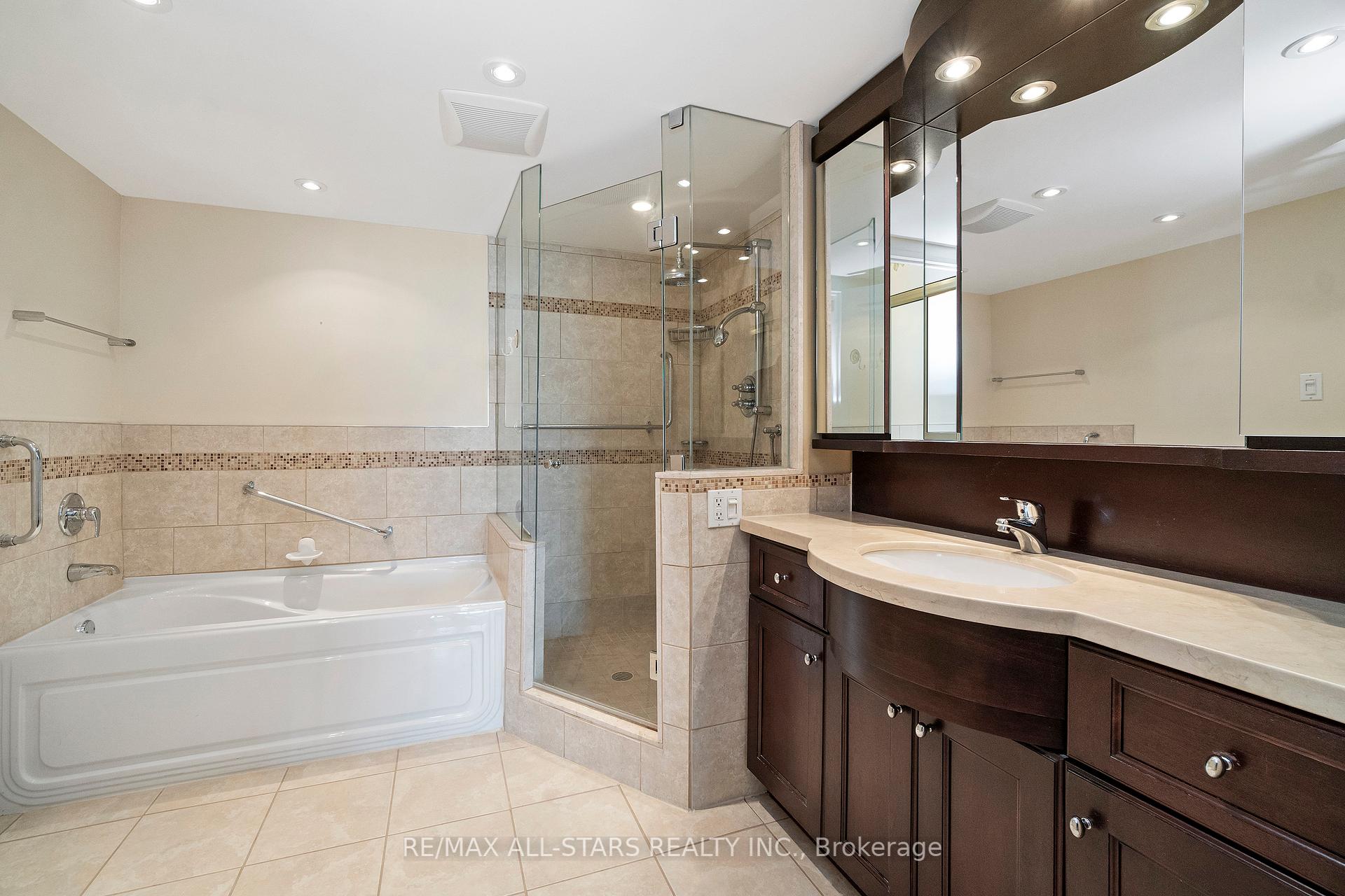 #822 - 25 Austin Drive Unit: 822