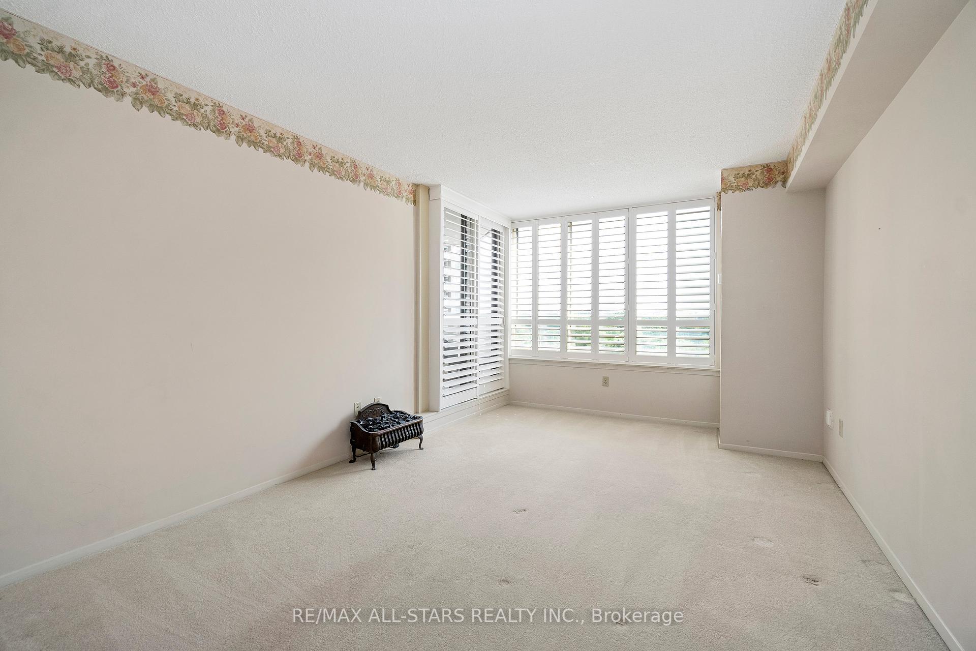 #822 - 25 Austin Drive Unit: 822