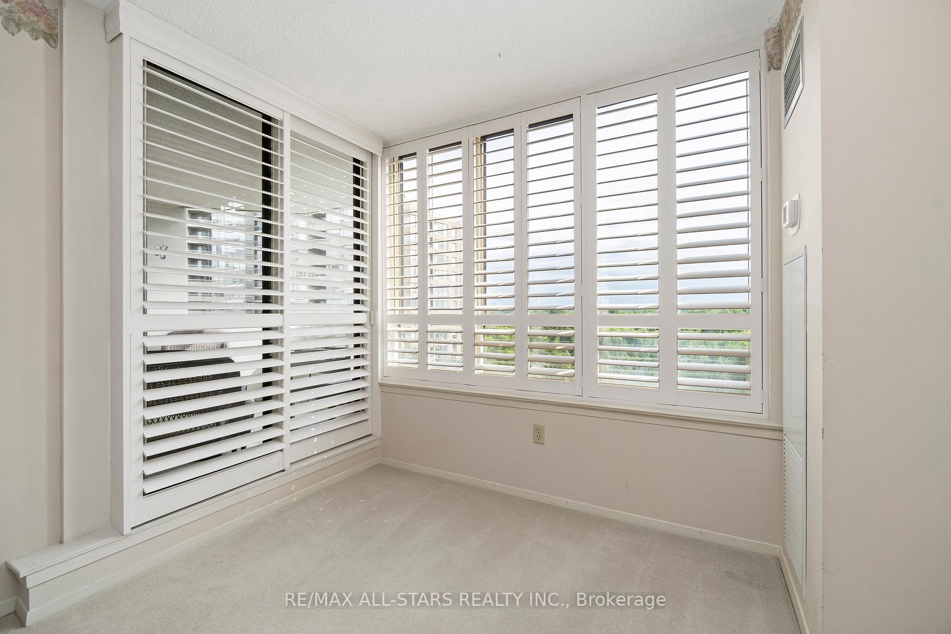 #822 - 25 Austin Drive Unit: 822