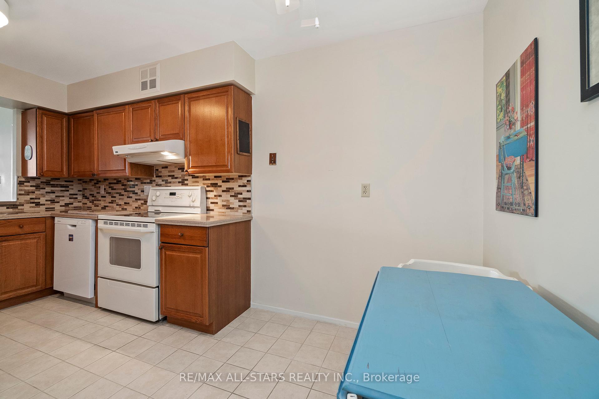 #822 - 25 Austin Drive Unit: 822