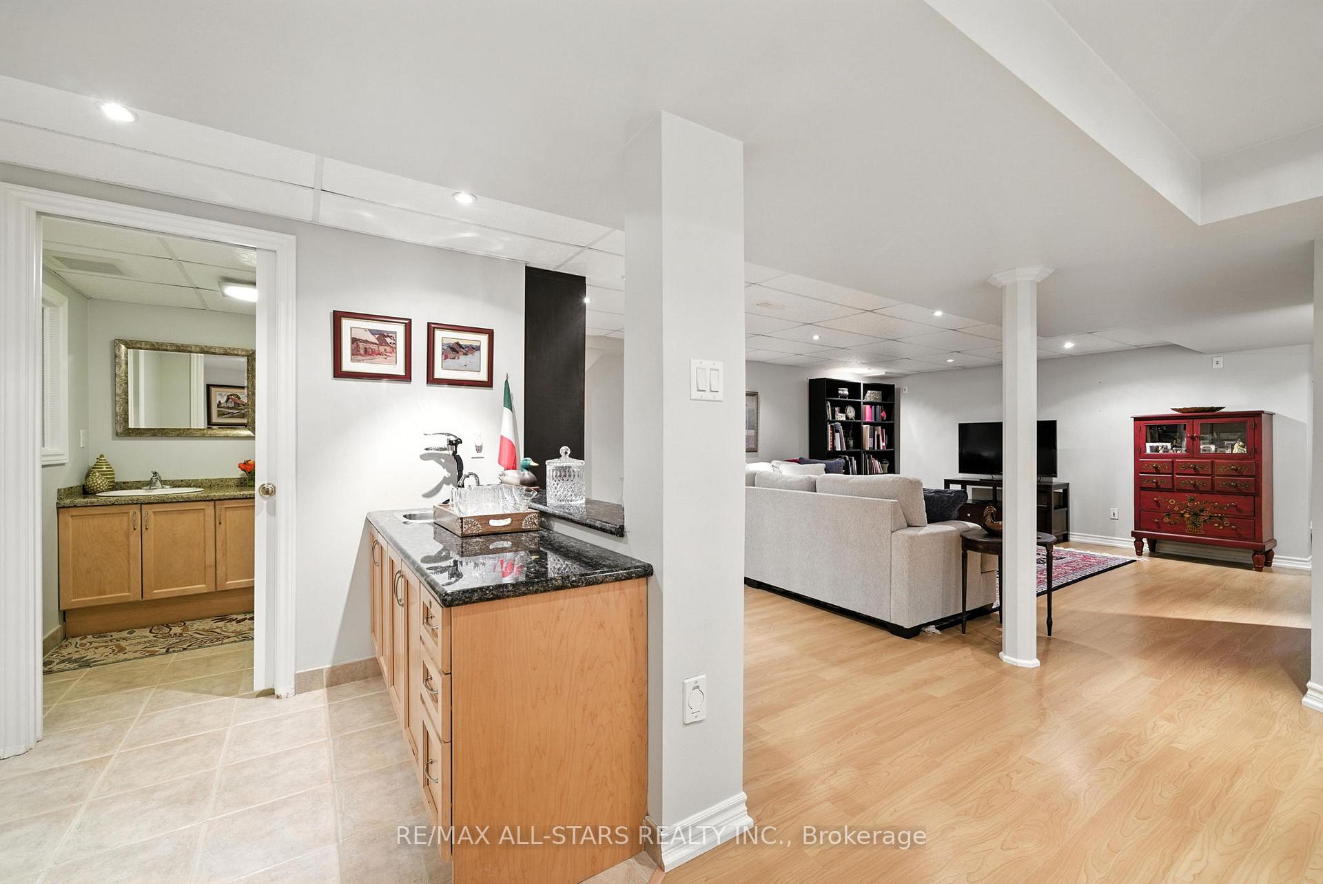 39 Louisbourg Way