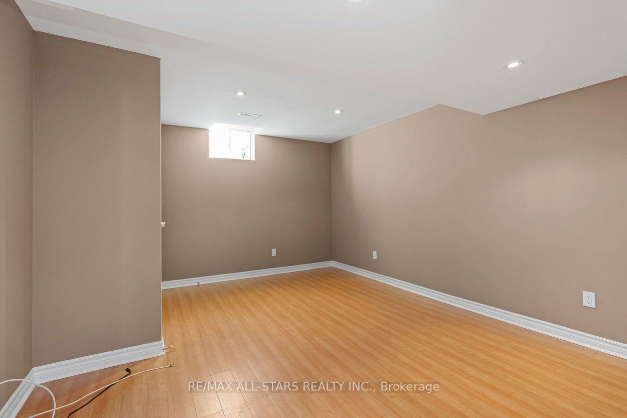 113 Louisbourg Way
