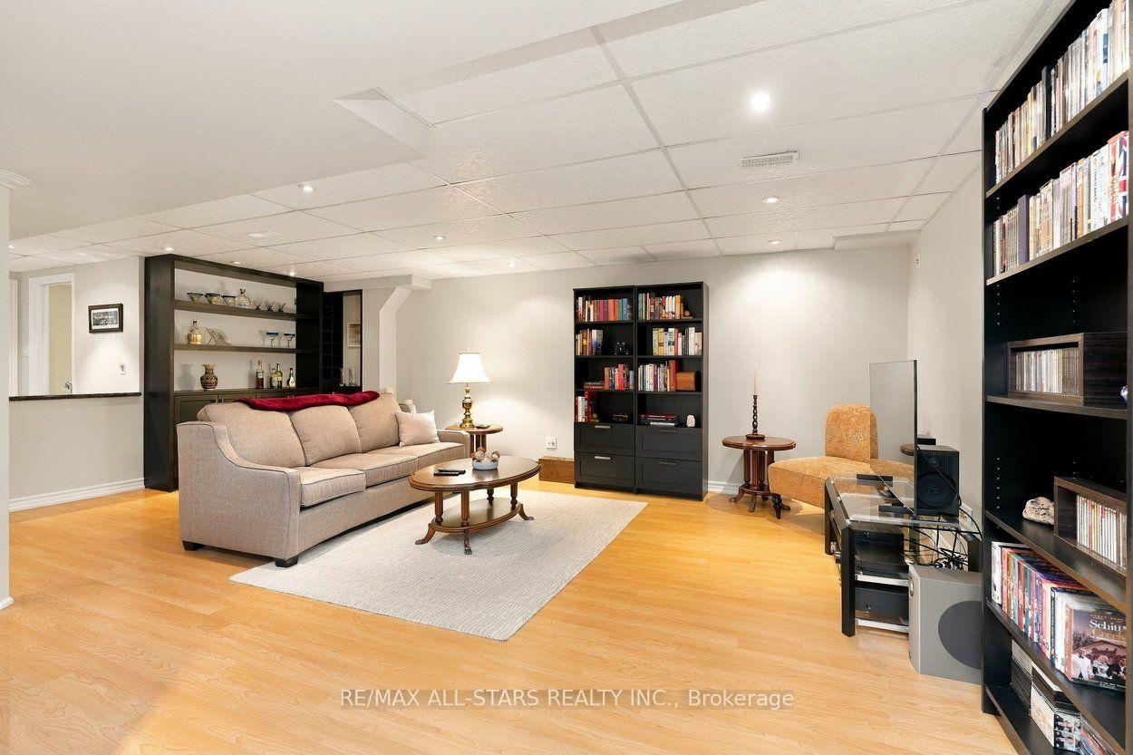 39 Louisbourg Way