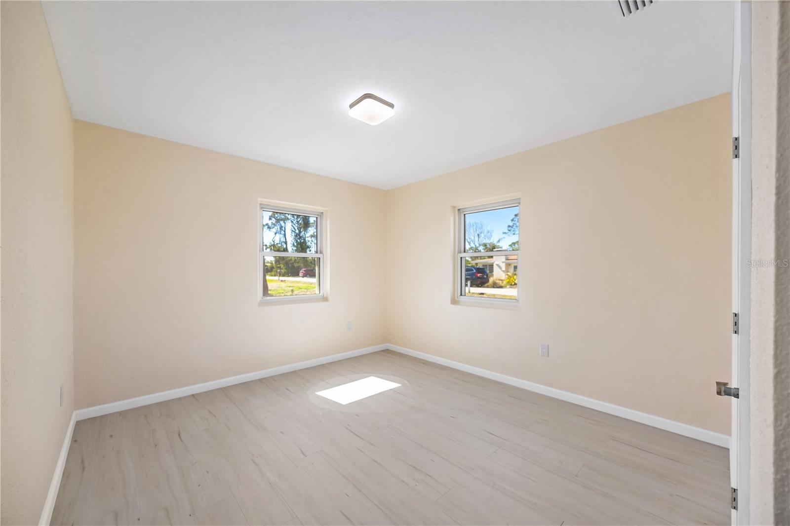 1075 FALCON RD